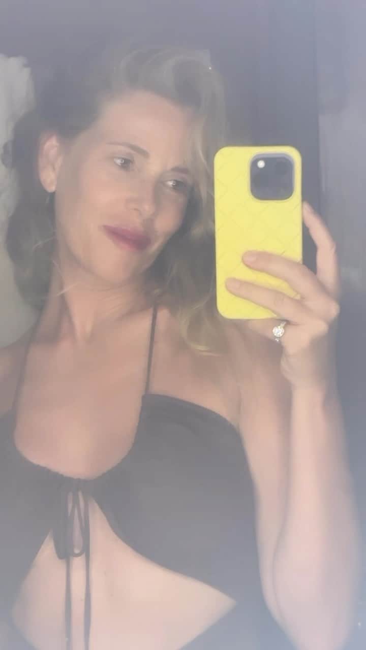 Alessia Marcuzziのインスタグラム：「Mancano pochi giorni… Stay tuned 💄💋🙆‍♀️ @lucebyalessiamarcuzzi  #thatsamore」