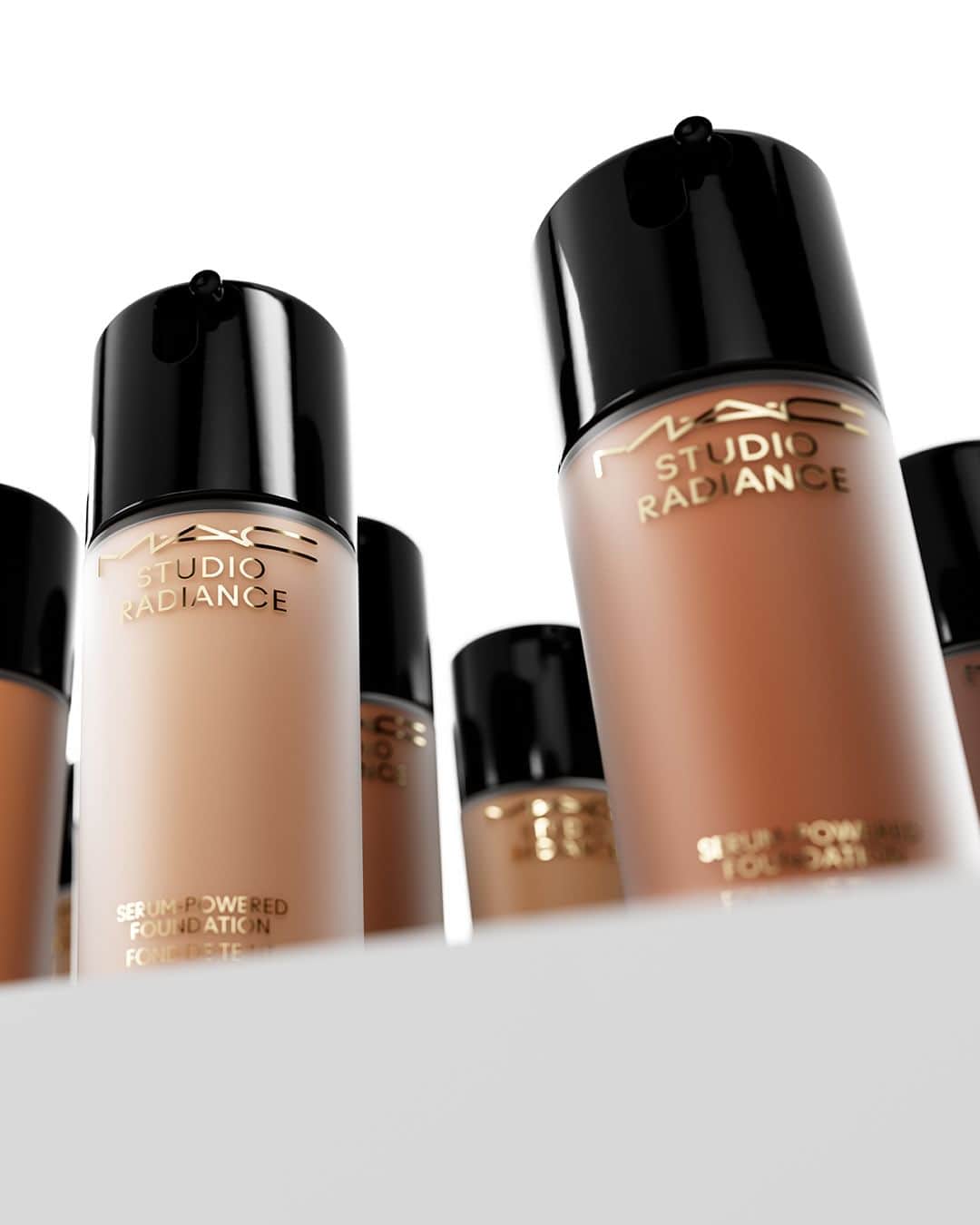 M∙A∙C Cosmetics Japanのインスタグラム：「M·A·C史上最高の潤いリキッドファンデーション✨ 素肌から発光するようなつや。80%美容液ベース*1。 M·A·Cアーティストが作り出すような、透明感ある仕上がり。つや肌12時間続く。*2  ■ スタジオ ラディアンス セラム ファンデーション (全16色展開／税込7,260円)  * 9/1 (金) 全国M･A･C カウンター & 公式オンラインショップ発売  先行発売情報： ・8/23 (水) 阪急うめだ本店 ・8/25 (金)、26日(土) 表参道 BANK GALLERY イベント 2日間限定 ・8/30 (水) @cosme SHOPPING  *1 美容液ベース及びスキンケア成分とは、着色剤、製品の防腐剤や安定剤を除く、水や保湿成分、皮膚コンディショニング成分のこと *2 化粧もち(色落ち)データ取得済み (当社調べ。効果には個人差があります)  #つやティントファンデ #MACスタジオラディアンス #MACSTUDIORADIANCE」