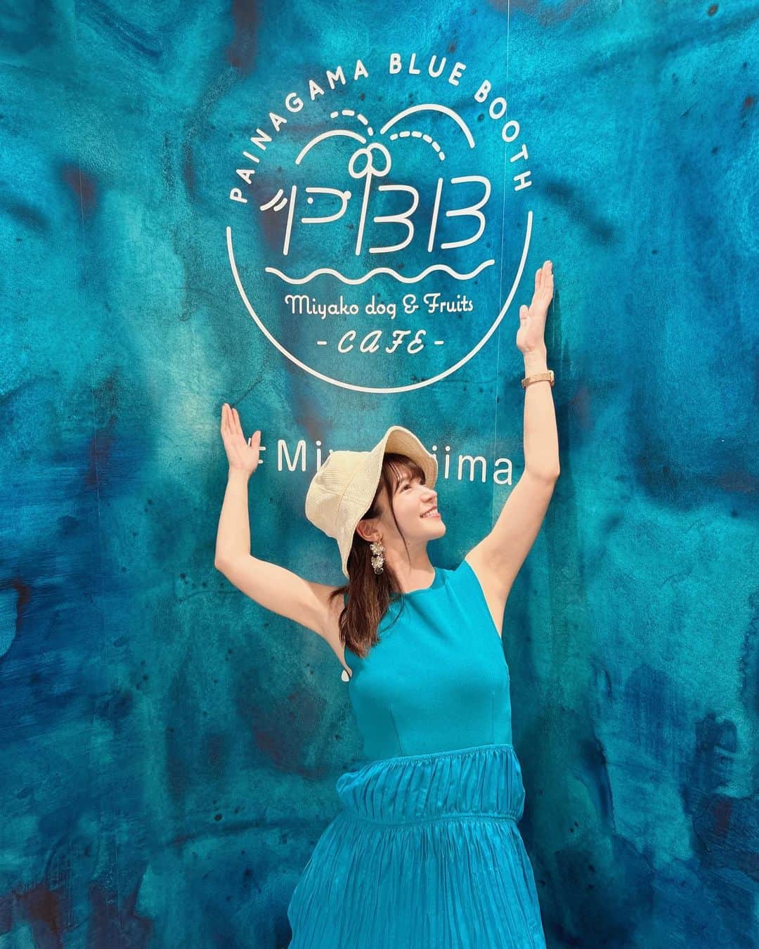 渚志帆さんのインスタグラム写真 - (渚志帆Instagram)「#painagamabluebooth にて 南国フルーツパフェりました🍍  ブルーの壁とぶるうの私で一体化です💙  南国フルーツは特にマンゴーがやはり一番好きです🥭」8月23日 20時00分 - totsuka_ruu