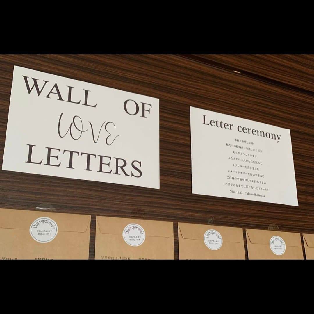 マイプリントさんのインスタグラム写真 - (マイプリントInstagram)「. 卒花実例集！本日は「wall of love letter」をご紹介🤍  海外の結婚式で生まれた演出WALL OF LOVE LETTER 新郎新婦からゲスト全員へ宛てた手紙を 結婚式場の壁やボードに並べて貼り付けておく人気の演出です✨  待ち時間に手紙を読んでもらうことでゲストを退屈させずに済むだけでなく 一人一人への感謝の気持ちをしっかり手紙で伝えられますよ🫶  Repost: @ha__0403wd 様 ありがとうございます💐  ▼▼▼▼▼▼▼▼▼▼▼▼▼▼▼▼▼▼▼▼▼▼▼▼ wedding report ✎𓈒𓂂𓏸 　　 ⋆⸜ wall of love letter ⸝⋆ 　　 またまたひっさしぶりの投稿になってしまった😂 みんなに直接愛と感謝を伝えたくて、手書きで手紙を書くことに🫶 　　 挙式場の入り口の隣に飾ってもらいました💌 　　 封筒には披露宴の座席を書いたのと、 手紙は新郎新婦入場前に一斉に読んでもらえるようにしました✏️ 　　 一人一人に手書きで書くのは時間はかかったけど、 式場に着いた時に少しでも喜んでもらいたくて、 終わってからも「〜って書いてて嬉しかった！」 「こんな懐かしい思い出あったな〜って懐かしく思った！」って 友達たちが喜んでくれててやって正解やった🌟 　　 4、5枚目の友達が手に取ってくれてる写真が 自分が見れなかった場面やからお気に入り❤️‍🔥  ▲▲▲▲▲▲▲▲▲▲▲▲▲▲▲▲▲▲  結婚式中はなかなかゆっくりゲストとお話する時間が少ないので このようにお手紙で気持ちをお伝えできると ゲストも感慨深い気持ちで結婚式に参列できますね🥰  ペーパーコンシェルジュのペーパーアイテムを使ったよ！ キャンペーンのプレゼント使ってみたよ！ など@myprint_weddingをタグ付けして投稿して シェアしてください💐 お待ちしております😘  #マイプリント #ペーパーコンシェルジュ #結婚式準備 #日本中のプレ花嫁さんと繋がりたい #プレ花嫁 #ウエディングアイテム #2023秋婚 #2023冬婚　#2024春婚 #結婚式アイディア　#ウォールレター #結婚式演出」8月23日 20時00分 - myprint_wedding