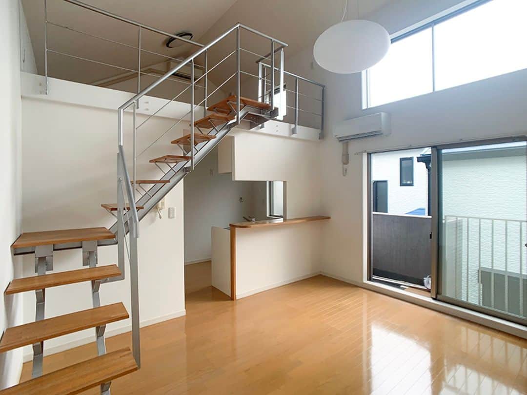 せたがやクラソンのインスタグラム：「『立てるロフトは部屋になる 205』 　 ・京王線 千歳烏山駅 徒歩10分 　11万円／27.06m²／1R ________________________________________________  千歳烏山。 世田谷の人気エリアからは、外れがちなこの街。 というのも、憧れの的とは違ってかなり庶民的だから。 駅前にはスーパーが4店（しかもどれも大手）、豊富な店々、憩いの公園、区の総合支所、急行が止まる駅。 とにかく、生活というものが強く根付いている街です。  駅から徒歩10分。RC造のしっかりとした作つくりのマンション。 部屋は、一見するとどちらかと言えば小さめの部屋に見えます… が、ぐるっと見渡すと高い天井、広いロフト。あわせて40.29㎡の広さ！ しかも、ロフトは立てます。8帖もあるから、ベッド、デスク、シェルフや本棚も置けちゃう。 ほとんど一部屋として使える、なかなか類を見ないロフトです。 階段もいっその事、なんか引っ掛けたり置いたりして有効的に使ってしまえ〜。  上下で部屋を切り替えて、ワンルームでもメリハリのある生活を。  🚩詳しくはwebサイトでご確認ください。 物件の良し悪しはもちろん、周辺情報を詳しく記事にまとめています。 プロフィールのリンクからどうぞ  @setagayakurasson  ________________________________________________ 　 【せたがやクラソンウェブサイトプチリニューアル！】 物件検索がしやすくなり、 さらに売買物件のお取り扱いをはじめました。 お部屋探しにご活用ください🔍 　 ________________________________________________  #せたがやクラソン #せたがやンソン #世田谷線  #売買物件 #売買仲介 #売買物件 #部屋探し #部屋 #中古マンション購入 #二人暮らし #一人暮らし部屋 #一人暮らしインテリア #賃貸物件 #中古戸建 #中古マンションリノベーション #中古マンションリフォーム  #京王線沿線 #千歳烏山 #ロフトのある暮らし #ペンダントライト  #メリハリのある生活 #メリハリが大事  #フローリング」