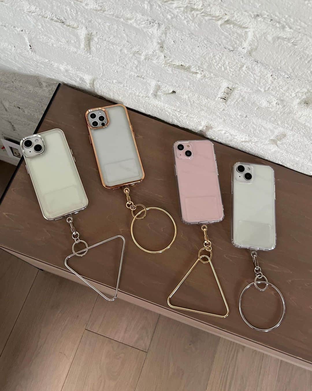 Me%のインスタグラム：「画像をタップして詳細を☑️ ⁡ PREORDER ⁡ 丸や三角デザインのハンドルストラップがご予約開始！ ⁡ 透明のストラップシート付きで お使いのケースに挟むだけでご使用いただけます✨ ⁡ シンプルで華奢なデザインをお探しの方におすすめです◎ ⁡ WEBストアは Me%(@me_percent )の プロフィールのURLからご覧いただけます🔍 ⁡ 🏷️item #モチーフフレームハンドルストラップ ¥1,100 ＿＿＿＿＿＿＿＿＿＿＿＿＿＿＿ ⁡ #mepercent#me_percent#ミィパーセント#ミーパーセント#スマホケース#iPhoneケース#アイフォンケース#クリアケース#スマホストラップ#スマホチェーン#モバイルストラップ#モバイルチェーン#クリアケース#透明ケース#ショルダースマホケース#ショルダーケース#ストラップ付きiphoneケース#パールショルダーストラップ#チェーンショルダー#チェーンストラップ#ハンドルストラップ#ハンドストラップ」