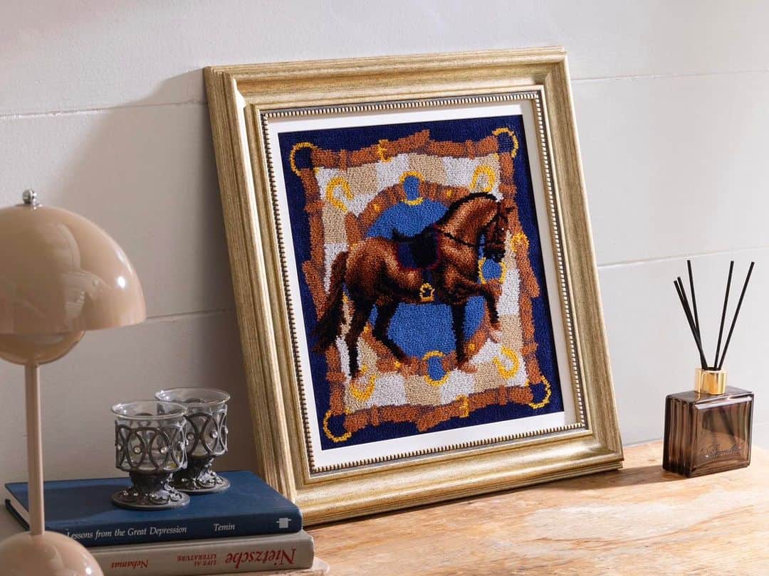 フェイラー（FEILER）さんのインスタグラム写真 - (フェイラー（FEILER）Instagram)「【 明後日8月25日(金)発売！FEILER新作『 #ノーブルホース 』 】  美しい馬とクラシカルな馬具を組み合わせた優雅なデザインの『ノーブルホース』が、明後日8月25日(金)に登場🐎 ※フェイラー公式オンラインショップでは、8月25日(金)正午発売予定です。  (写真) 『ノーブルホース』 🐴8月25日(金)発売 ■ウォッシュ ¥3,630(税込)　約30×30cm  🌟好評販売中 ■額 ¥11,000(税込)　約39.9×39.9×2.5cm ※額につきまして、フェイラー公式オンラインショップでは現在在庫なしですが、8月25日(金)正午に再入荷いたします。  - - - - - - - - - - - - - - - - - - - - - - - - - - - プロフィール欄のハイライト“FEILER8月新作”にて商品一覧をご紹介しております。 - - - - - - - - - - - - - - - - - - - - - - - - - - -  ※ご予約、発売後のお取り置き、お取り寄せは承っておりません。一定期間経過後に解除させていただく場合がございます。  ＜販売店舗＞ フェイラー銀座本店 @feiler.ginza フェイラー天神地下街店 @feiler.tenchika 全国有名百貨店フェイラーショップ フェイラー公式オンラインショップ https://feiler.jp ※フェイラー公式オンラインショップでは、8月25日(金)正午発売予定です。  #フェイラー #FEILER #シュニール織 #ライフスタイルブランド #暮らしを楽しむ #ハンカチはフェイラーと決めています #幸せつむぐもっとずっと ##ハンカチ #フェイラー銀座本店 #フェイラー天神地下街店 #全国有名百貨店フェイラーショップ #心はいつだって踊れる。 #馬 #馬好き」8月23日 20時00分 - feiler_jp