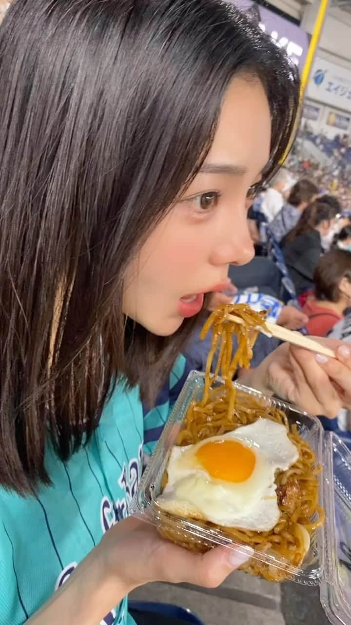 愛甲ひかりのインスタグラム：「屋台で何食べる？🍦🍺」