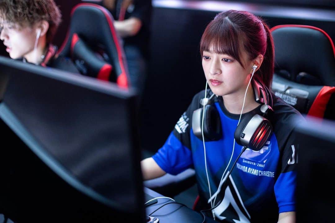 吉田綾乃クリスティーのインスタグラム：「🎮 いただいたお写真📸  当たり前だけどプレイ中真顔でちょっと面白い。」