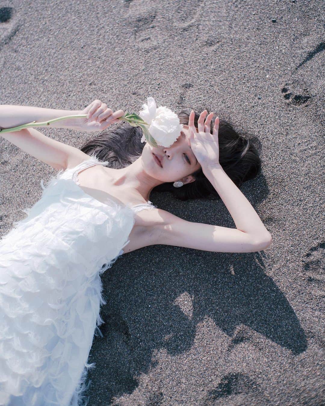 haru wagnusのインスタグラム：「White tear drops   HB @ru_____hao   ㅤㅤㅤㅤㅤㅤㅤㅤㅤㅤㅤㅤㅤ ㅤㅤㅤㅤㅤㅤㅤㅤㅤㅤㅤㅤㅤ Outfit by @shein_japan @sheinofficial   ㅤㅤㅤㅤㅤㅤㅤㅤㅤㅤㅤㅤㅤ ㅤㅤㅤㅤㅤㅤㅤㅤㅤㅤㅤㅤㅤ  #sheinコーデ #sheingals #shein購入品 #sheinpartner #sheinofficial #sheininfluencer #sheinvalentines #ファッションコーデ #ファッションスナップ #ファッションモデル #ファッション好きな人と繋がりたい #japantravels #japanphotography #japanesegirl  #ourmag #その瞬間に物語を  #東京カメラ部 #ファインダー越しのわたしの世界 #夏服コーデ  #ip_mood #作品撮り#透明感カラー #portraitphotography #ポートレート撮影 #ポートレート」