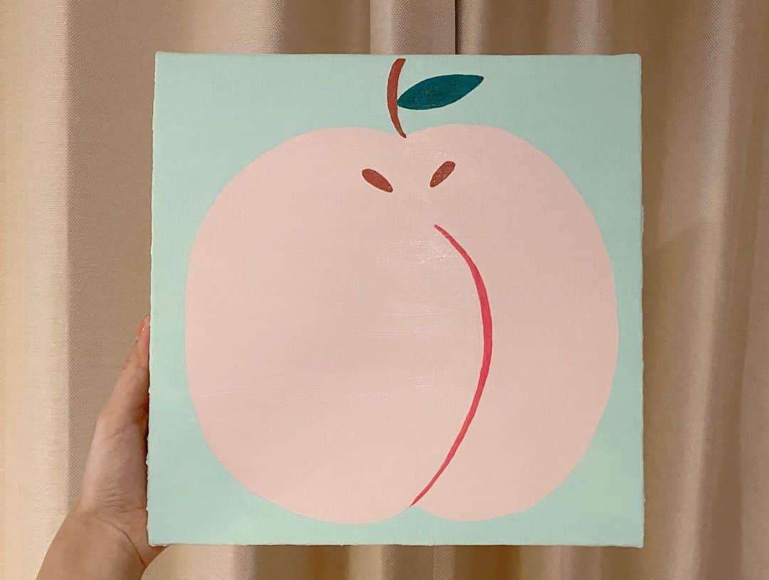 飯窪春菜のインスタグラム：「🎨  マイブームでひたすらおしりを描いています🍑 おしりって可愛い！ずっと好きだった！ 突然おしりが描きたい衝動に駆られて、中学生ぶりに絵の具を使っています🤣🫶🏻  色んなおしりを描きながら、“おしりんご”なるものも描いちゃって、自画自賛する日々です😌🍎笑  かわいいでしょー！笑  #おしり #bottom #おしりんご #art」