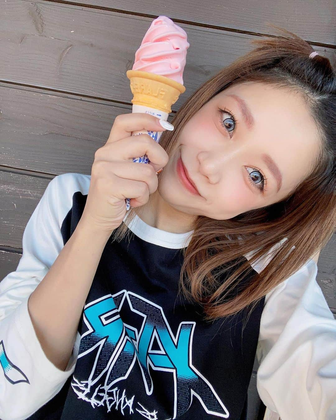 水嶋ひかるのインスタグラム：「知床たのしかったぁ💚🍦 北海道帰省する時は最近は家族で旅行にいくの楽しみなの🥰 今年お父さんお母さん結婚30周年💍 30周年は【真珠婚💍✨】ってゆうらしい！ すごいなぁ〜すごいなぁ🤝🏻 お父さんとお母さんはすごい。 これからも仲良いぱーぱまーまで🥰 （最後の写真はマーマと影で♡を作った🤣ぱーぱは右側🤣） . #知床 #知床五湖 #知床グルメ #知床峠 #知床旅行 #知床斜里 #知床食堂 #知床羅臼 #天に続く道 #コケモモ #コケモモソフトクリーム #オシンコシンの滝 #真珠婚 #今日は何の日 #油の日」