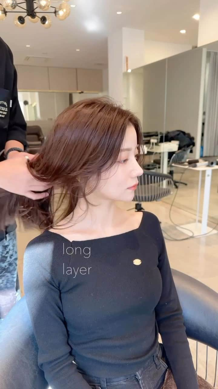 齋藤純也のインスタグラム：「ロングレイヤースタイル✂︎  大きな動きのあるヘアスタイルはカットで作ります💇‍♀️ ハサミの入れ方の一工夫で大きくデザインは変わります 骨格と輪郭と髪質に合わせて誰よりも似合うヘアスタイルを♩  ✴︎PRICE✴︎ カット✂︎7700円 カラー✂︎7700円  カットなしの場合シャンプーブロー料金+2200円 カラーはトリートメントin処方で圧倒的な艶感と手触りをプラスします。 ブリーチor3Dハイライト施術はプラス7700円です。 パーマ✂︎7700円 トリートメント✂︎種類多数によりカウンセリングで決めさせていただきます。5500円〜11000円 縮毛矯正✂︎17600円、前髪のみは6600円 ・ ネット予約が×の所もお電話かDMで時間調整できますので気軽にご連絡ください！ kelly.表参道本店　A1出口より徒歩45秒 東京都渋谷区神宮前5-2-5 JY表参道ビル２Ｆ kelly. ・ ・ ✔️群馬県伊勢崎市で出勤するスケジュールは隔週水曜日です。 群馬店は料金が異なります、お問い合わせください 群馬のご予約はＤＭまたは ホットペッパービューティーで  kelly. by L.O.G 検索✂︎ 在籍日程が少なくて申し訳ありません。 薬剤は最新のものを揃えました 群馬県伊勢崎市宮前町146-1」