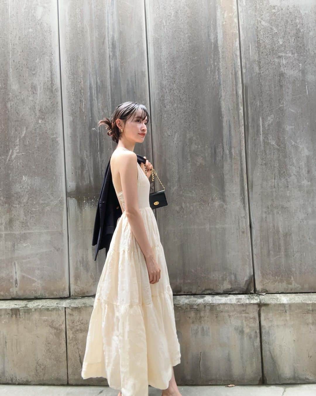 shihori.kathleenのインスタグラム：「今まであんまり挑戦してこなかった ホルターネックワンピース🧈と ブラウンのアイブロウにオレンジリップ🥭  海外旅行に行きたくなる。 LAかどこかの島で さらっと一枚で風なびかせて着たい...♡🐚🏝😮‍💨」