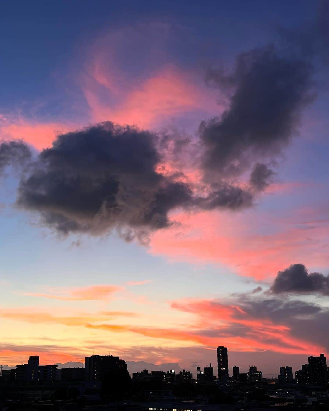 のインスタグラム：「2023.08.23…さぁて出ました、毎度お馴染みのの夕焼けでっす！ #tatsuowatanabe」