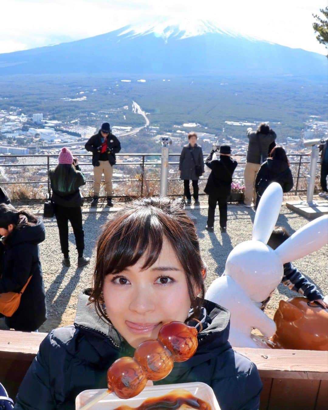 繁田美貴さんのインスタグラム写真 - (繁田美貴Instagram)「*＊ 先週は300回記念スペシャルでしたが、 今夜はそのスピンオフ企画。 我々が富士山日帰りツアーを繰り広げている間に、 いえ、むしろ終えた後にも、 別のドラマが生まれていました。 番組で「富士山は丘」と言った ネパール出身、ヒマラヤ山岳ガイドの カルマ・ギャルゼン・シェルパさんが、 初めての富士登山に挑戦！ さすがの足取りで快調に歩を進めていたものの 夜になると天気が荒れ始めたそうで。。 果たしてどうなったのか、 今夜の放送をご覧下さい！ 始まりました！！ #BSテレ東 #毎週水曜 19:55〜 #ワタシが日本に住む理由 #日中も雲がかかりがち で、私達も #富士山 を拝めたのは一瞬。 #一緒に写真は撮れませんでした〜ということで  #過去pic 探し出しました☆ #この時もちょっと雲がかかっているし、 #冬ですが 🙄 #写真はいつかの旅先で #🗻」8月23日 19時55分 - handa_miki