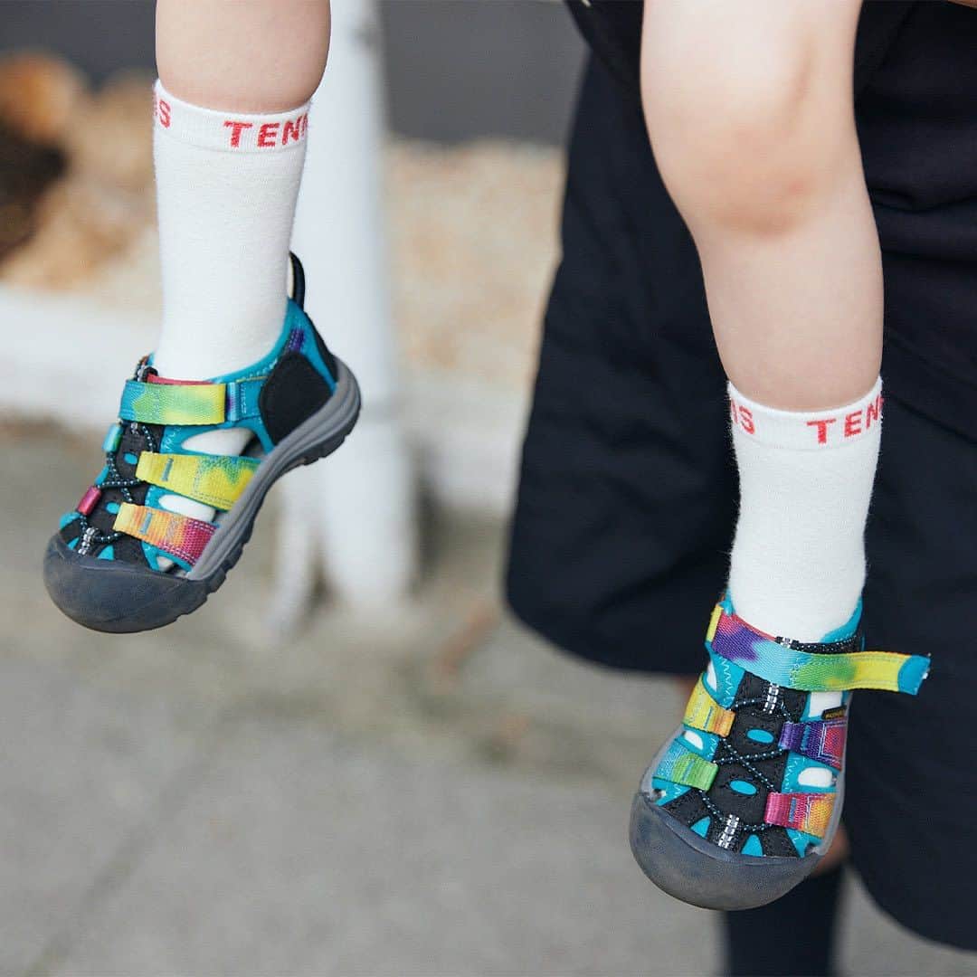 ハグマグ編集部さんのインスタグラム写真 - (ハグマグ編集部Instagram)「金子真由美さん＆太一朗さん、あおくん・ 3歳  夫婦は潔くブラックに！ ポップなキッズがアクセント🐝  ［mama］ One-piece：TOMORROWLAND Bag：MARNI Shoes：BEAMS  ［papa］ Tops：UNIQLO Bottoms：Saturdays NYC Hat：ARC'TERYX VEILANCE Bag：Maison Margiela Shoes：SALOMON  ［kids］ Tops＆Inner：Eric Carle×green label relaxing Bottoms：monmimi Hat：THE NORTH FACE Socks：韓国子ども服 Shoes：KEEN ___________________________________  詳しくはウェブサイトの記事で紹介中。プロフィールのリンクからチェックしてね🌼 @hugmug_insta ___________________________________ #hugmug#ハグマグ#親子スナップ#ママファッション#ストリートコーデ#ガーリーカジュアル#夏コーデ#夏ファッション#夏服#リンクコーデ#親子リンク#キッズファッション#キッズスタイル#ママコーデ#ママコーデファッション#カジュアルコーデ#夏色カラー#おしゃれキッズ#ベビー服#男の子コーデ#女の子コーデ#家族コーデ#ファッションスナップ#親子ファッション#家族コーデ#家族写真#家族スナップ#親子リンクコーデ#親子ペアルック#親子装#ハグマグファミリー」8月23日 19時56分 - hugmug_insta