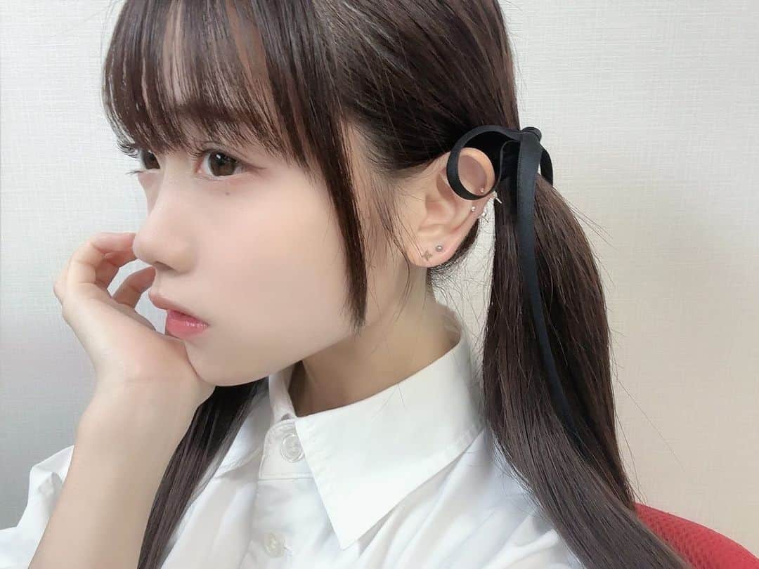 来栖りんのインスタグラム：「湿気で下がっちゃうから、いつもまつ毛さりげなくカールつけてもらってます👀」
