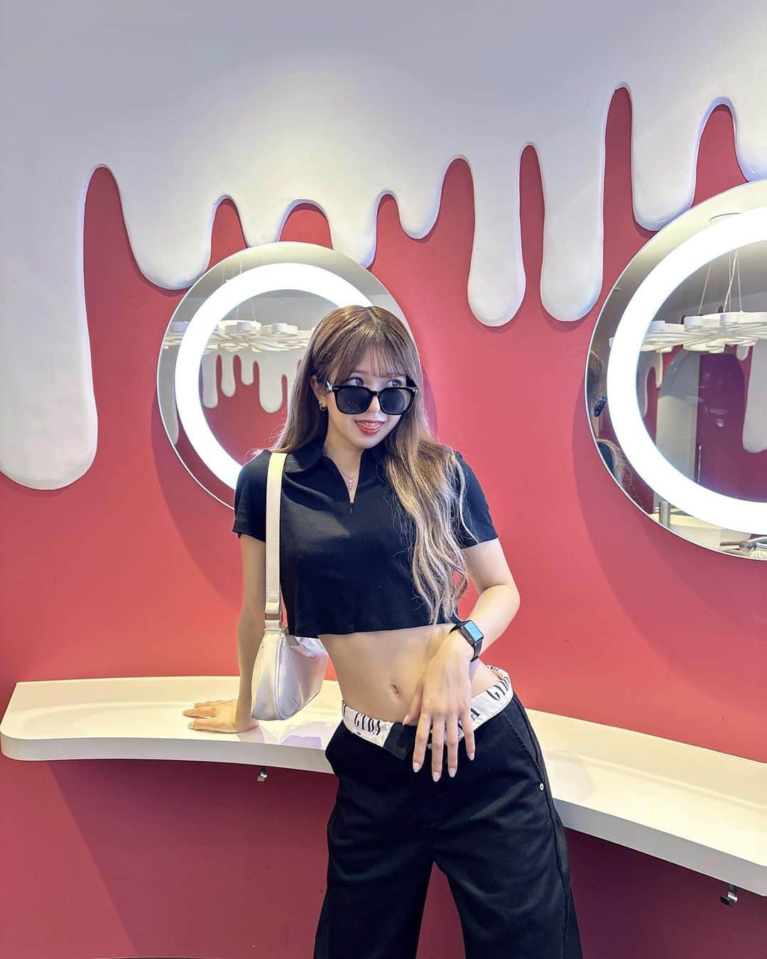 のインスタグラム：「.  背景かわいすぎる🤍💗  結局黒の服が落ち着くんよなぁ」