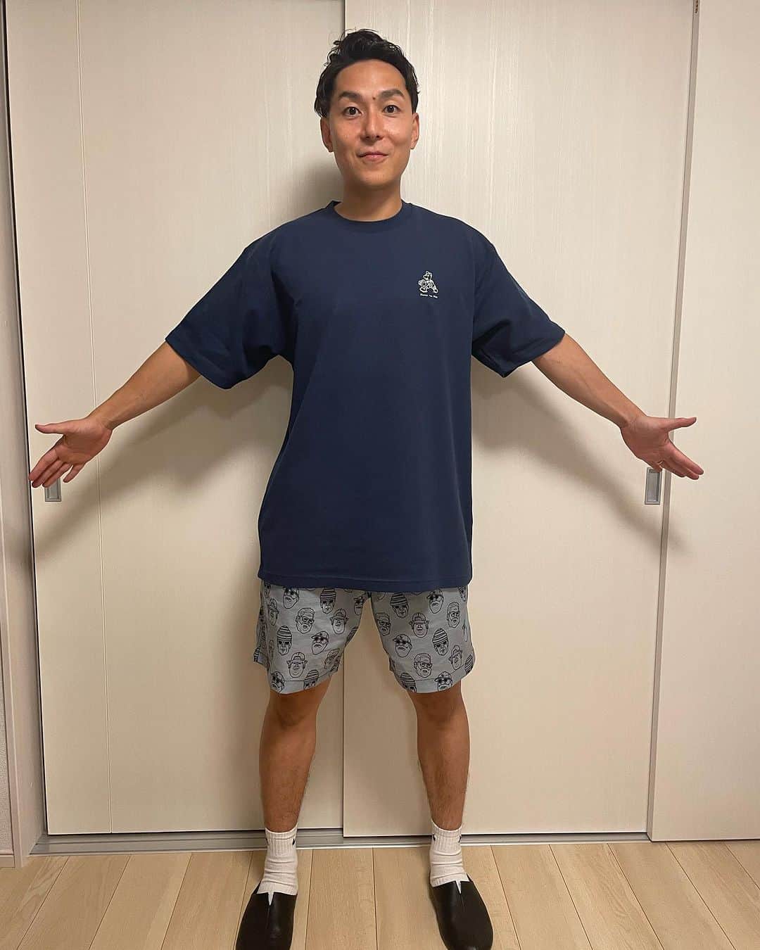 高畠佳介のインスタグラム：「みなさん、お忘れではないですか？😭  髙畠Tシャツ第二弾絶賛注文受付中です‼️‼️  183cmの僕が着用してるのが3Lになります！！ 色はネイビーです！！ 他のサイズはまた届き次第投稿させていただきますので、お待ちください！！  これを参考にすぐ欲しい方は注文待ってまーす！ 何かありましたらジャンジャンメッセージください！ お待ちしております🙇‍♀️🙇‍♀️  @tipoff_tsuru  #トライフープ岡山  #髙畠tシャツ  #オリジナルtシャツ  #nananomoeturtle  #岡山県 #岡山市」