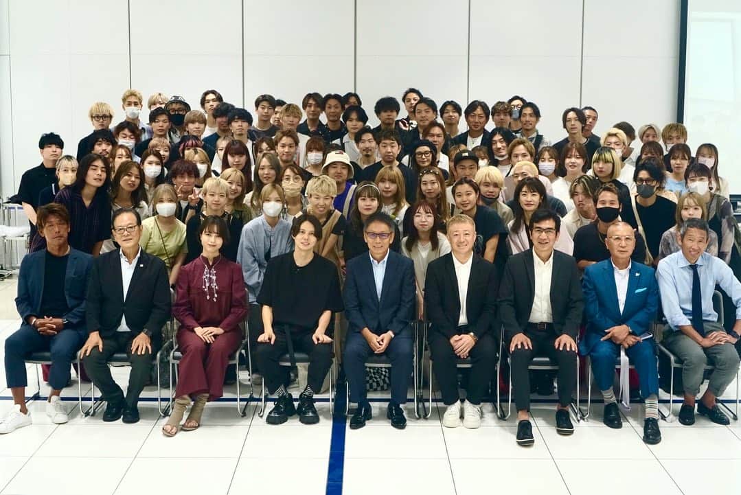 エザキヨシタカのインスタグラム：「本日は日本最高峰 の美容団体ダンクス @united_danks さんで スペシャルセミナーを行わせていただきました。  復帰後、初の大規模セミナーで 今日を迎えるにあたり かなりの不安もありましたが 今の自分にしか伝えられないことが あるのでそちらをしっかりと伝えさせていただきました！  仁奈、世菜が応援してくれたからがんばれました。  今はとにかく前を向いて 仁奈が戻ってきてくれる その日まで しっかりとさらに進んでいきます。  ダンクスのみなさま モデルのビビちゃん 寺尾くん、さとりちゃん gricoのみんな 本日もありがとうございました！！」