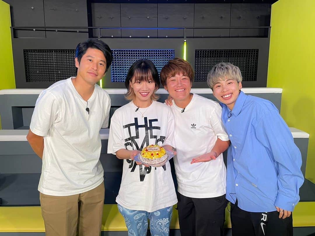 守屋都弥さんのインスタグラム写真 - (守屋都弥Instagram)「27歳になりました！  DAZNさんの「FOOT BALL TIME#146 」の収録日が 誕生日だったためお祝いしていただきました💗 8月24日(木)16時以降に配信スタートです📺 是非見てください🌼  たくさんのお祝いメッセージも ありがとうございます🙇🏻‍♀️✨ 今シーズンも怪我なく全力で戦います！ #dazn  #football  #女子サッカー  #守屋都弥」8月23日 20時03分 - miyabimoriya__