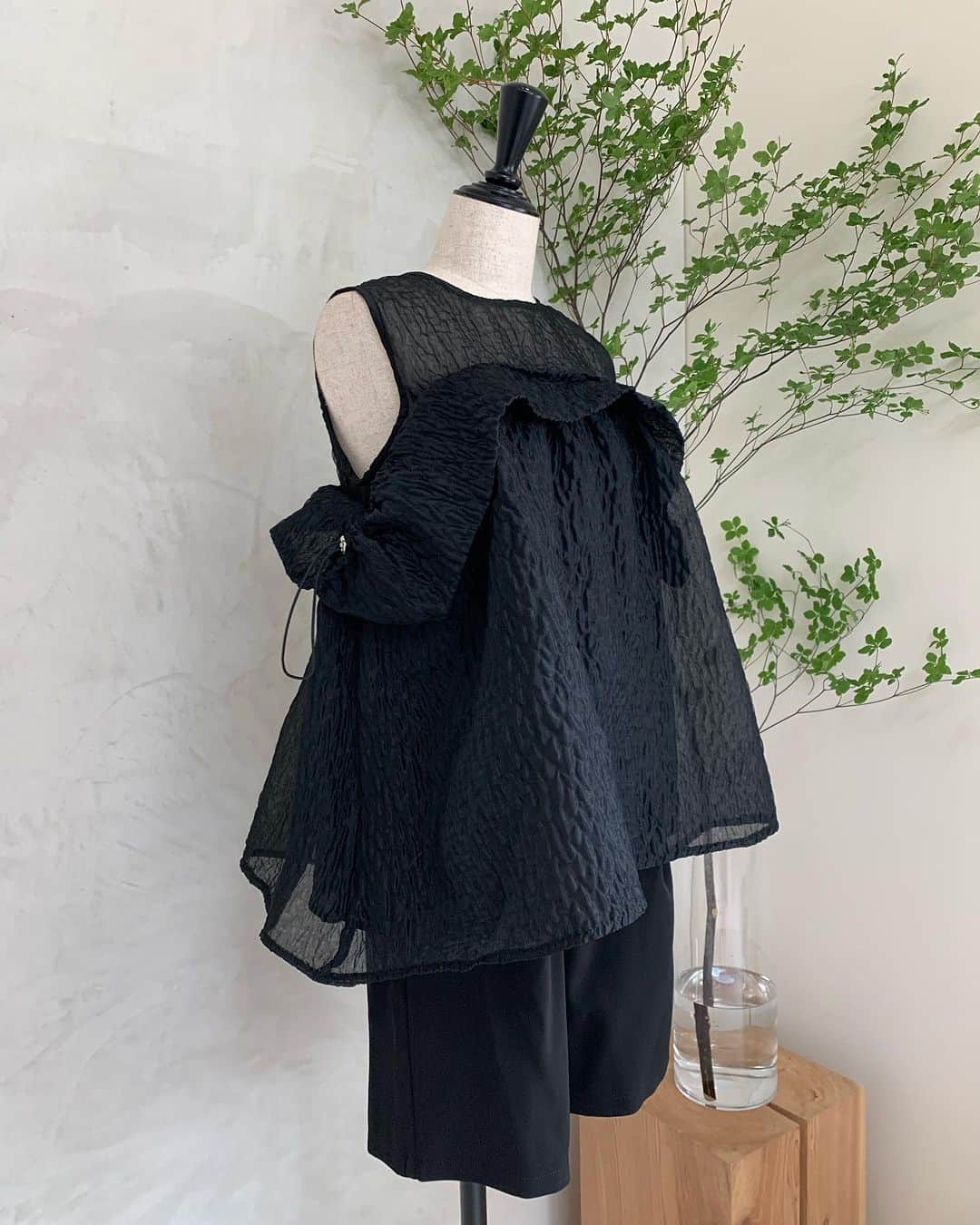Y's Stellaのインスタグラム：「. 🍋即納在庫入荷🤍 沢山の再販リクエスト頂いてたシアーオフショルトップスとピンクのモケモケトップス 即納にて入荷致しました！ 既に在庫少なくなっておりますので😭 気になる方は是非お早めにGETされて下さい🤍  #シアー#オフショル#ジャガード#旅行#女子会#トップス#ツイード」
