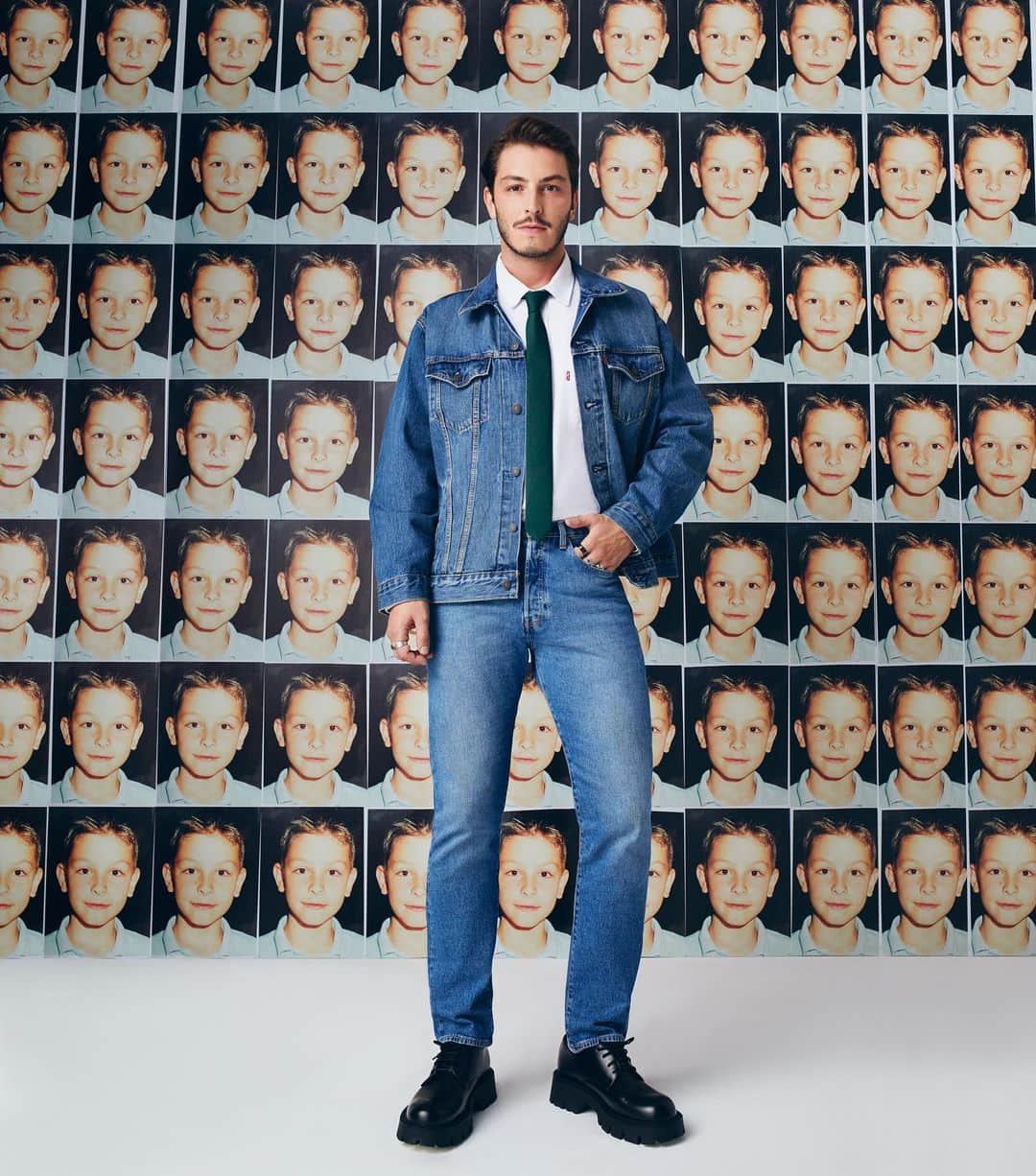 Boran Kuzumのインスタグラム：「my inner child is still there. @levis_tr ile yeni sezon #işbirliği ‘miz yakında;) Photography by @canbuyukkalkan  Styling by @yasemineke @porteristanbul  Hair by @mustafa_akguul @tagbeautyofficial  MUA @burkhu @yaseminozbuduntm @stasimonagency @sinemgurleyuk」