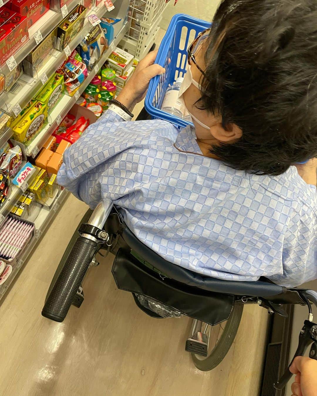 アキラ・コンチネンタル・フィーバーのインスタグラム：「チョコと💐面会💐」