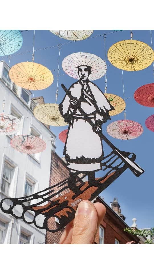 Rich McCorのインスタグラム：「ad| This summer @chinatownlondon is more colourful than ever. When you next pay a visit- look up! You'll see thirty traditional Chinese parasols floating above Macclesfield Street. I visited with my camera & cut-outs to play with the colourful installation but also to try out some of the food recommendations in Chinatown. Head to my stories to see me try out @mamasonsdirtyicecream's flavour of the month and also watch the team from @sakuradolondon make mochi from scratch in front of me. There is plenty more to try in the area- theatrical cocktails, bubble teas of every flavour & the most authentic Asian dishes, but a man can only eat so much in one day. I'll have to plan another visit soon #ArtOfChinatown」