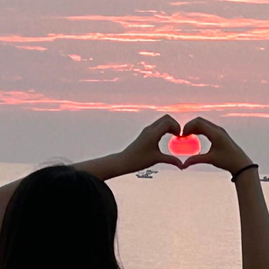 のインスタグラム：「オギョプサルを焼いてる間に 夕日撮影大会 🧡🧡🧡👧🧡🧡🧡 兄たちはひたすら食べ続けておりました。 （私のたくましい腕よ😢筋肉であって💪）  #チェジュ島#チェジュ島の夕日#jejuisland #🧡 #筋トレ母さん」