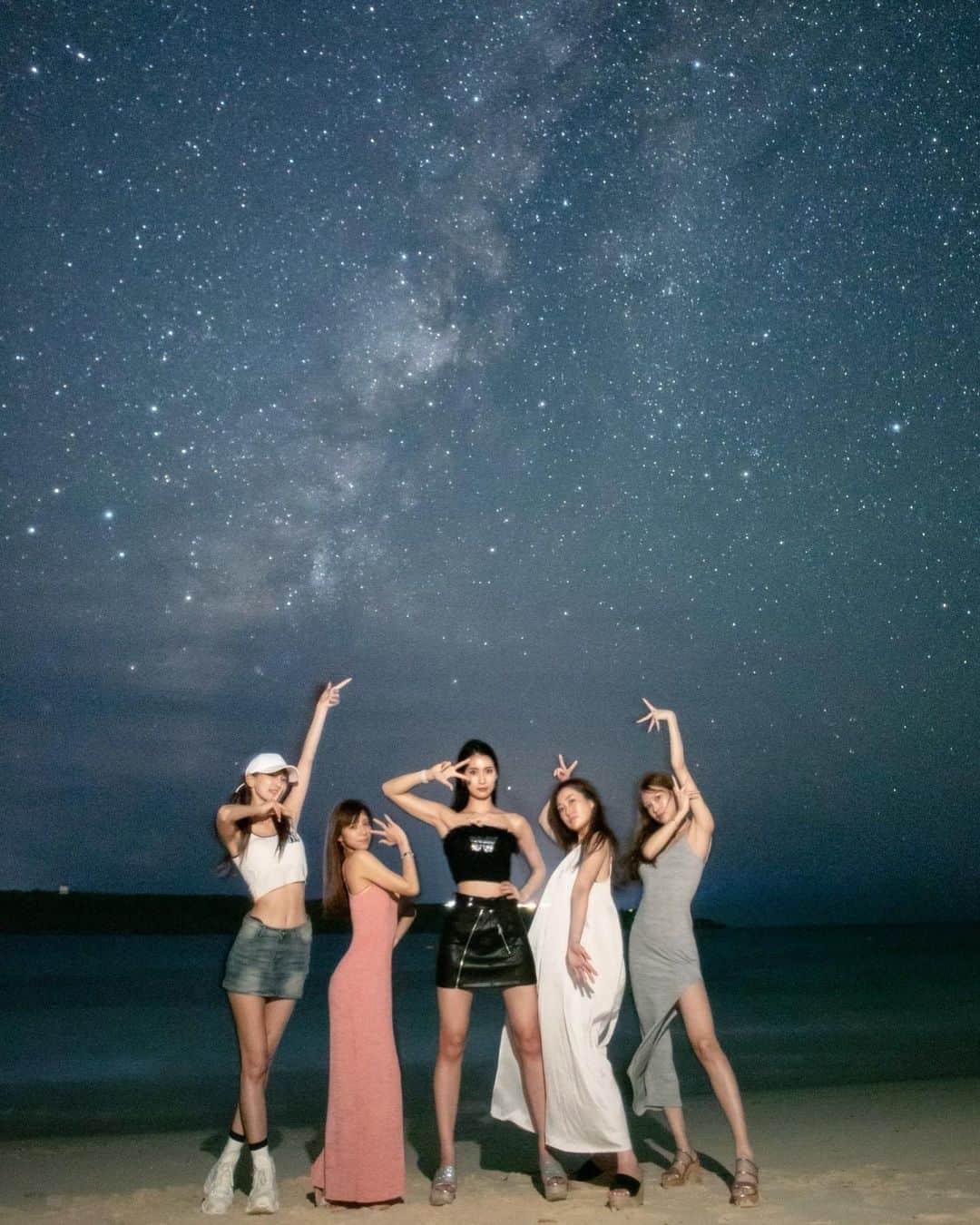 夏本あさみのインスタグラム：「月に代わってお仕置きよ🌙 * * #宮古島女子旅  #つじちゃんとウエディングフォト2年目  #突然の組体操  #24時間毎日笑ってた  #ちなみにあさみはマーズのポーズ🔥」