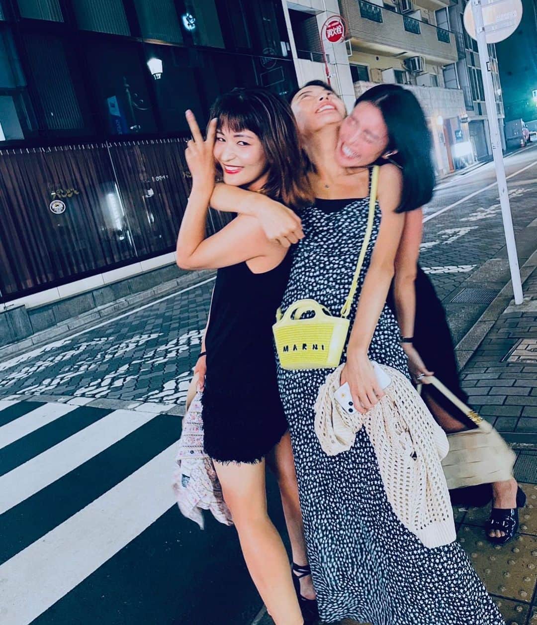 伊藤しほ乃のインスタグラム：「私事すぎますが 先日結婚しました💒🤍 　  でね、1？年来の友が突如バチェロレッテ風な会をしてくれたよ😆🥂 おしゃれな店でシャンパンとワイン飲んでからカラオケもしちゃった😂ほんと何年ぶりだろう笑。 めっちゃ元気だった若かりし頃をを思い出してめっちゃ笑ったし独身最後の夜を締めくくるのにふさわしい夜でした😂🍾🫶  嬉しかったーー ありがとう🧡らぶです  ココ▷赤坂BALAGAN  お料理もカクテルもオシャレで美味しくて店内も素敵なお店です🍸🍹 でも甘いお酒飲めないからカクテルは持っただけ😂  さて引き続きお仕事がんばります🏋️‍♀️  #結婚報告でチョイスする写真ではない #💍」