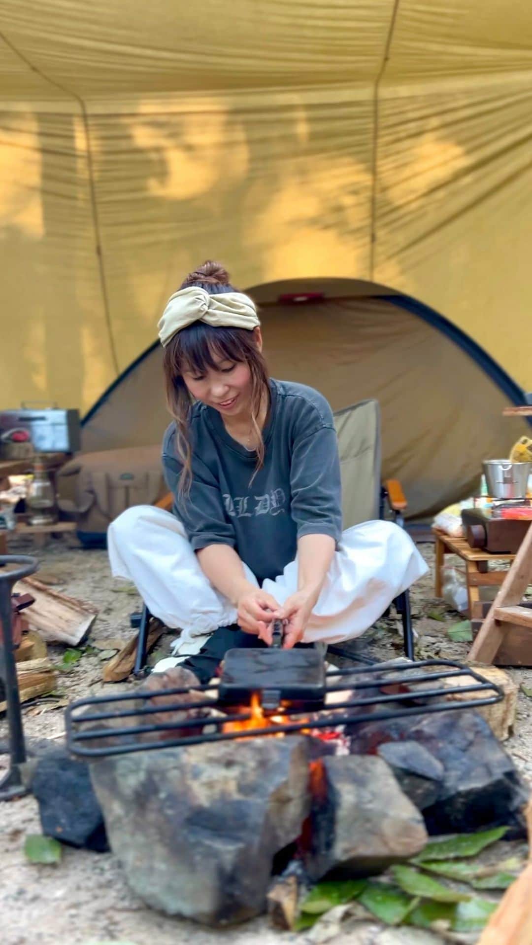 marikoのインスタグラム：「ダブルステーキわんぱくサンド🩷  これでもかってゆうくらいに 美味しいもん詰め込んだホットサンドいかが🤭✨✨  #camp  #outdoor #camping #キャンプ　#アウトドア　#自然 #ソトアソビ　#キャンプ飯　#焚き火 #テント #バトニング #ソロキャンプ #女子キャンプ　#焚き火女子 #外ご飯　#outdoorlife #campinglife #焚き火料理　#ごはん　 #アウトドア料理　 #焚き火kitchen #ホットサンドメーカー #バウルー」