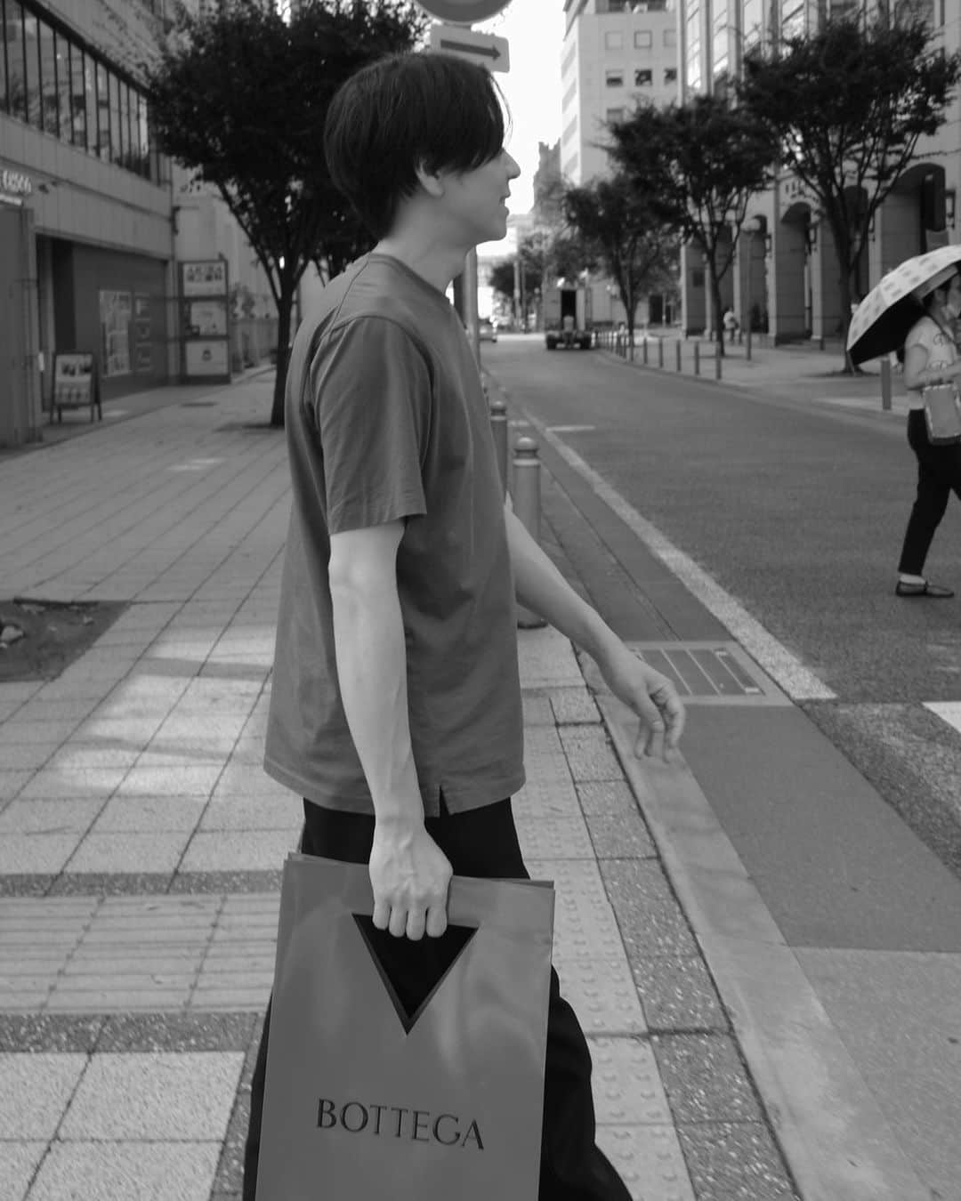 石元歩唯のインスタグラム：「いつかの神戸♡ お洋服やお店など写真にタグ付けしました🏷  tops @gu_for_all_  pants @uniqlo  belt @dior sandal @newbottega  bag @therow」