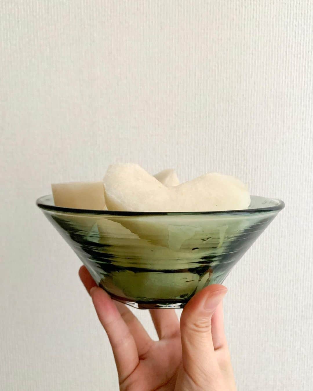 のインスタグラム：「私の最近と質問のお返事。  自炊するときに、玄米麺とか豆麺とか小麦以外の麺を色々試してみるのが最近の楽しみ。 外食する時は何も気にせずモリモリ食べます飲みます🐙🍺  やっと今年初めてのお祭りに行けたり、夏を感じております( ◠‿◠ )🎐🍉(あ、まだスイカたべてない。)」
