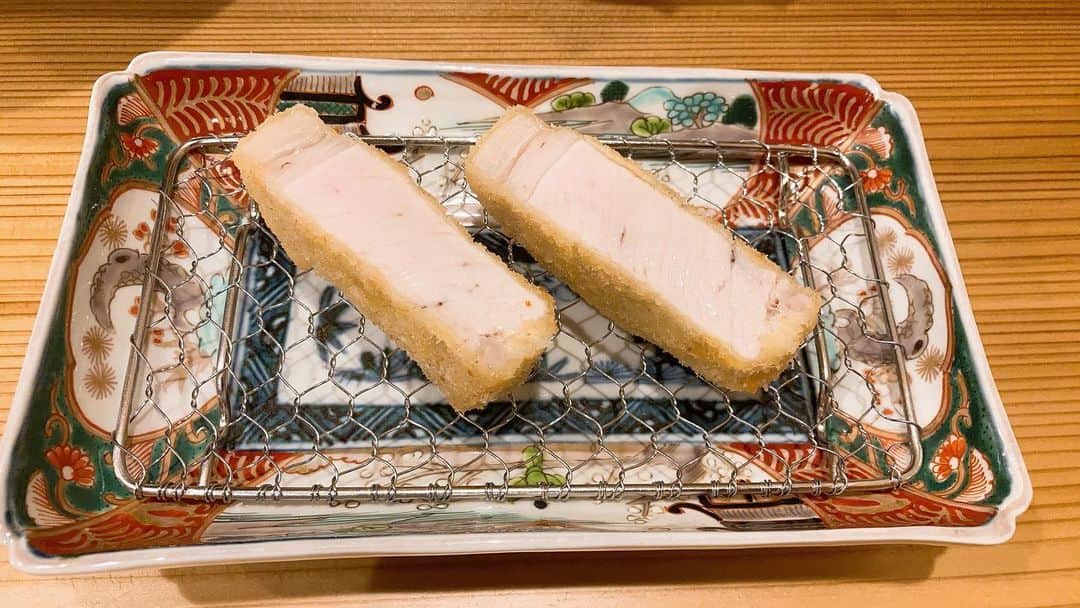 江川智晃さんのインスタグラム写真 - (江川智晃Instagram)「弎人　神戸 ヒレ　リブロース　ロース 食べ比べコースを頂きました！ 料理、外観、内観、全てこだわってる素敵なお店でした！ 揚げ方が特に上手くて上品で、衣も薄く美味しかった^_^ でも豚肉は逆びいきしても、一志の豚肉も全然負けてない👍 最近自分のところの豚しか食べてなかったけど、どれだけ美味しいかわかりました🤪  一志ピックファーム生産者のみなさん、いつもありがとうございます🤲  #とんかつ #弎人 #神戸 #ぐるめ #一志ピックファーム」8月23日 20時14分 - egatomo43