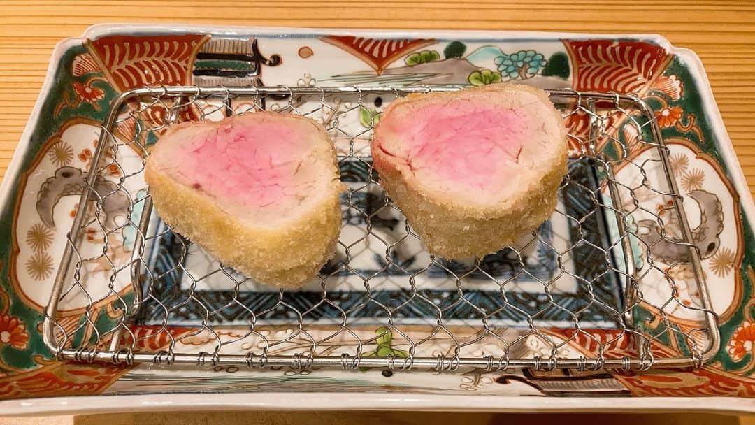 江川智晃さんのインスタグラム写真 - (江川智晃Instagram)「弎人　神戸 ヒレ　リブロース　ロース 食べ比べコースを頂きました！ 料理、外観、内観、全てこだわってる素敵なお店でした！ 揚げ方が特に上手くて上品で、衣も薄く美味しかった^_^ でも豚肉は逆びいきしても、一志の豚肉も全然負けてない👍 最近自分のところの豚しか食べてなかったけど、どれだけ美味しいかわかりました🤪  一志ピックファーム生産者のみなさん、いつもありがとうございます🤲  #とんかつ #弎人 #神戸 #ぐるめ #一志ピックファーム」8月23日 20時14分 - egatomo43