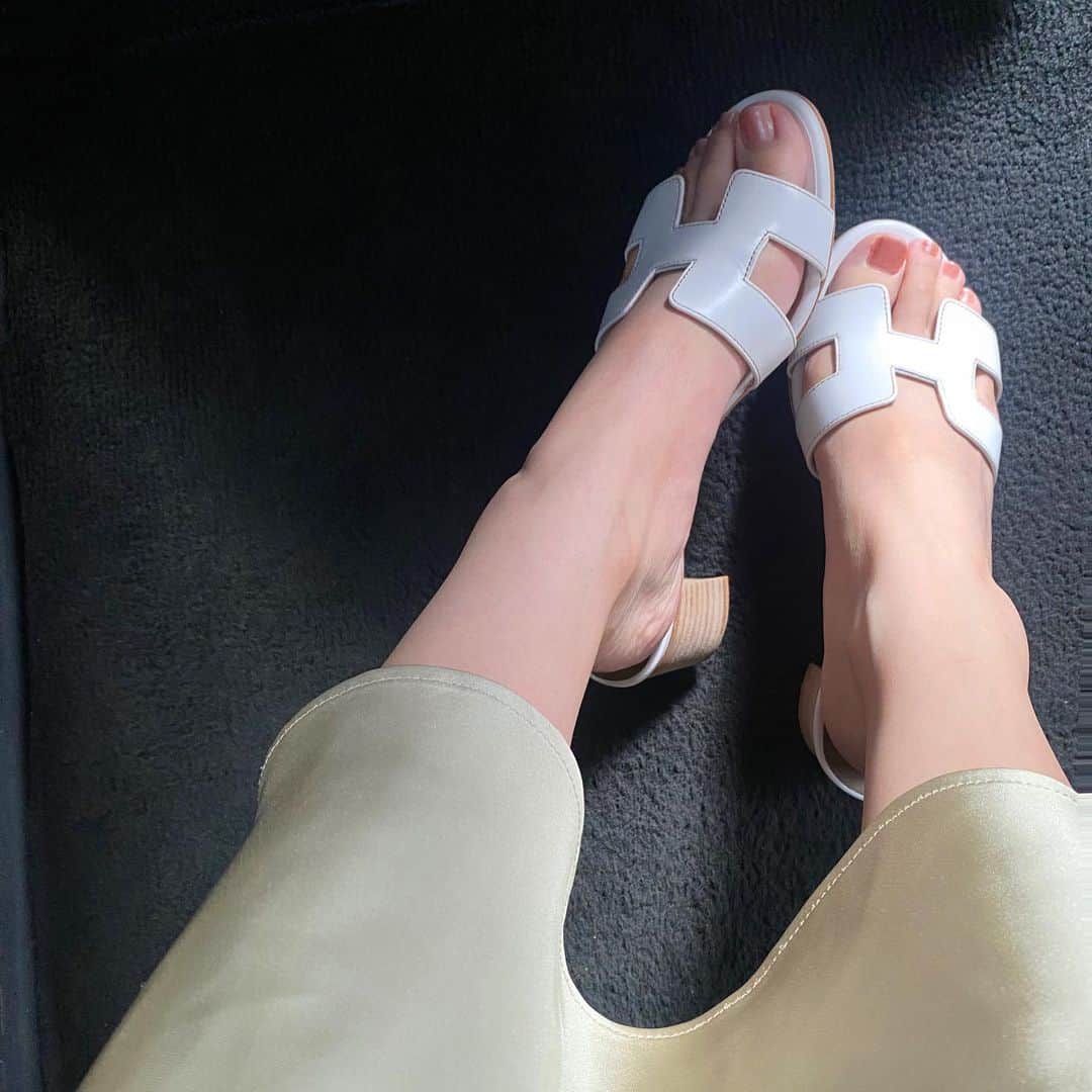 石川晶子（あきぽよ）のインスタグラム：「靴だいすきすぎて増え続ける、、 今年の夏は10足近く増えた👠 家のシューズクローゼットいつも溢れる😂  #hermès #えるめすたぐらむ #hermes #サンダル好き #サンダル#靴が好き」