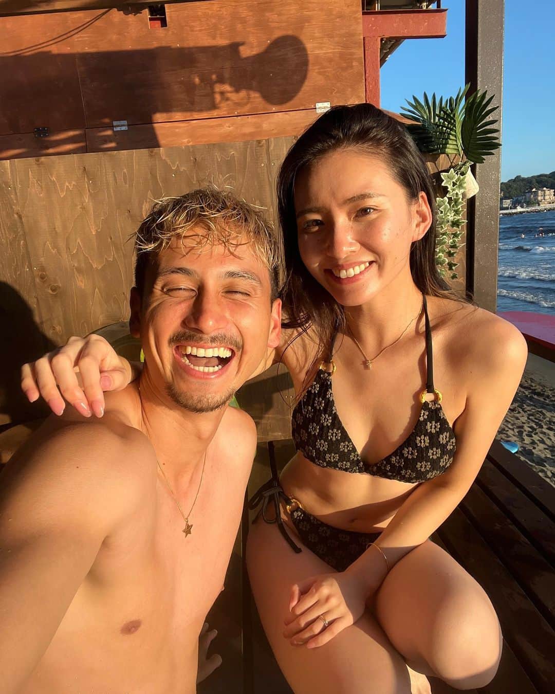 のインスタグラム：「. 夫婦になって初海〜🌊🩵 今年も友達かっぷると一緒に夏の思い出作れた〜︎‪🫶🏻 .  #海 #夏の思い出 #夫婦 #江ノ島」