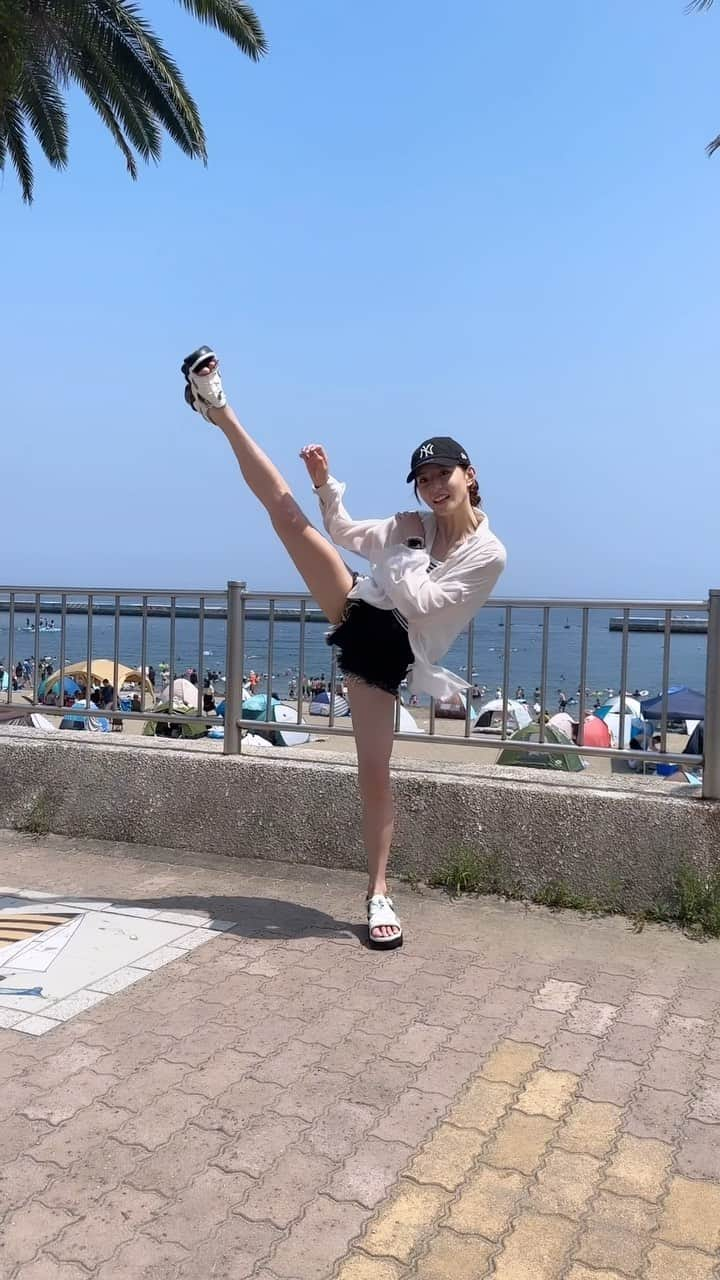 宮原華音のインスタグラム：「久しぶりのどこでもハイキック  #熱海 #ハイキック #hightkick」