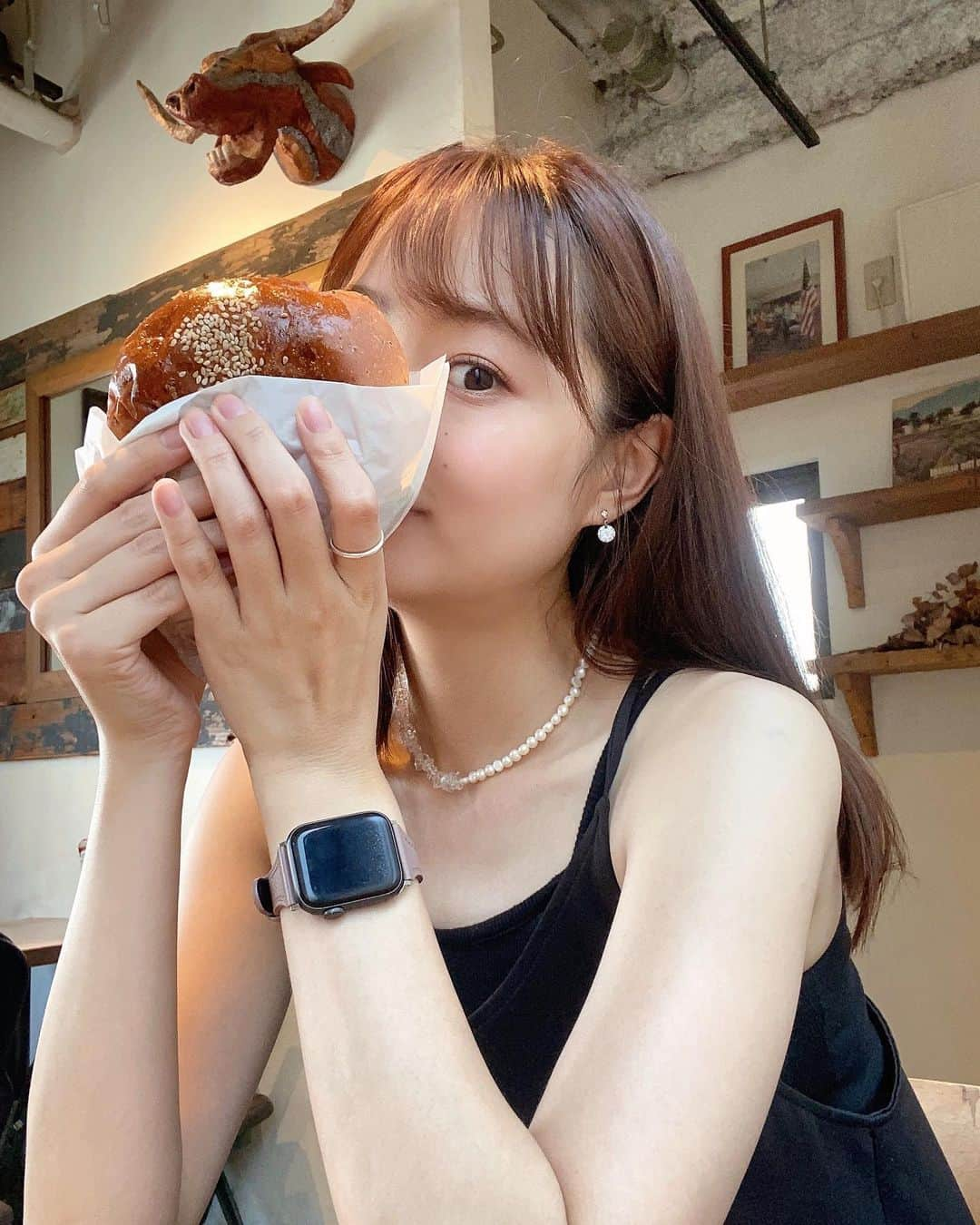 和田瞳さんのインスタグラム写真 - (和田瞳Instagram)「ちらっ🍔  つなぎ少なめで肉々しいパテのハンバーガーがすき。 ちなみにバンズはほんの少し甘めなのがすき。  私が好きそうなハンバーガー屋さん知ってたら教えて！！！！！  dress : #raycassin  inner : #GRL necklace : #acanthus  ring : #moco」8月23日 20時19分 - hitogram0218