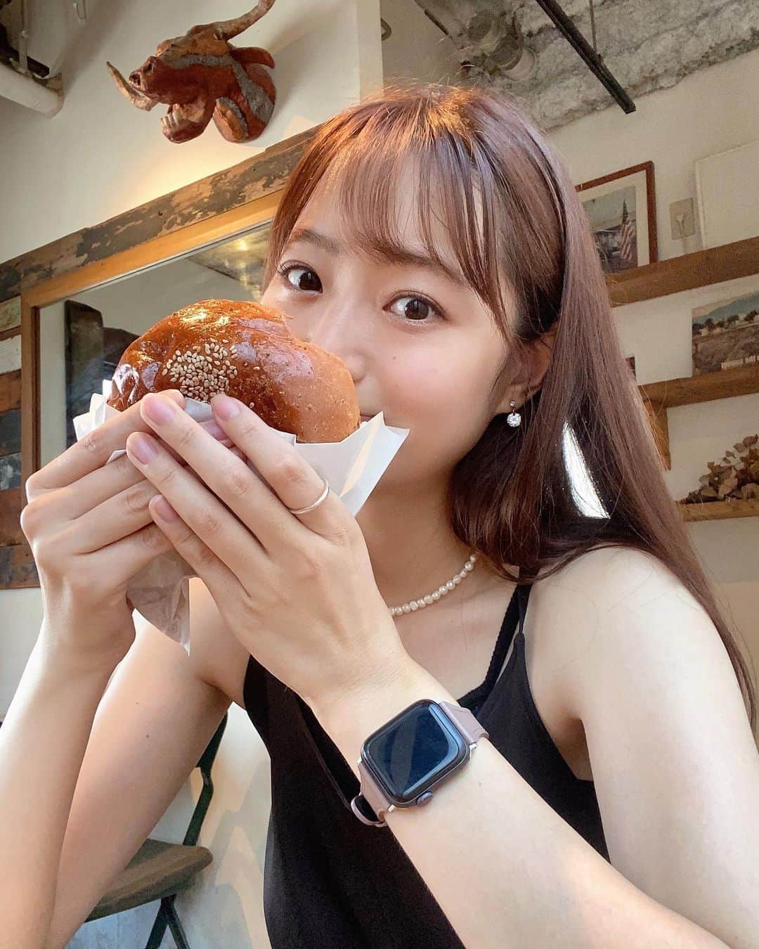和田瞳さんのインスタグラム写真 - (和田瞳Instagram)「ちらっ🍔  つなぎ少なめで肉々しいパテのハンバーガーがすき。 ちなみにバンズはほんの少し甘めなのがすき。  私が好きそうなハンバーガー屋さん知ってたら教えて！！！！！  dress : #raycassin  inner : #GRL necklace : #acanthus  ring : #moco」8月23日 20時19分 - hitogram0218