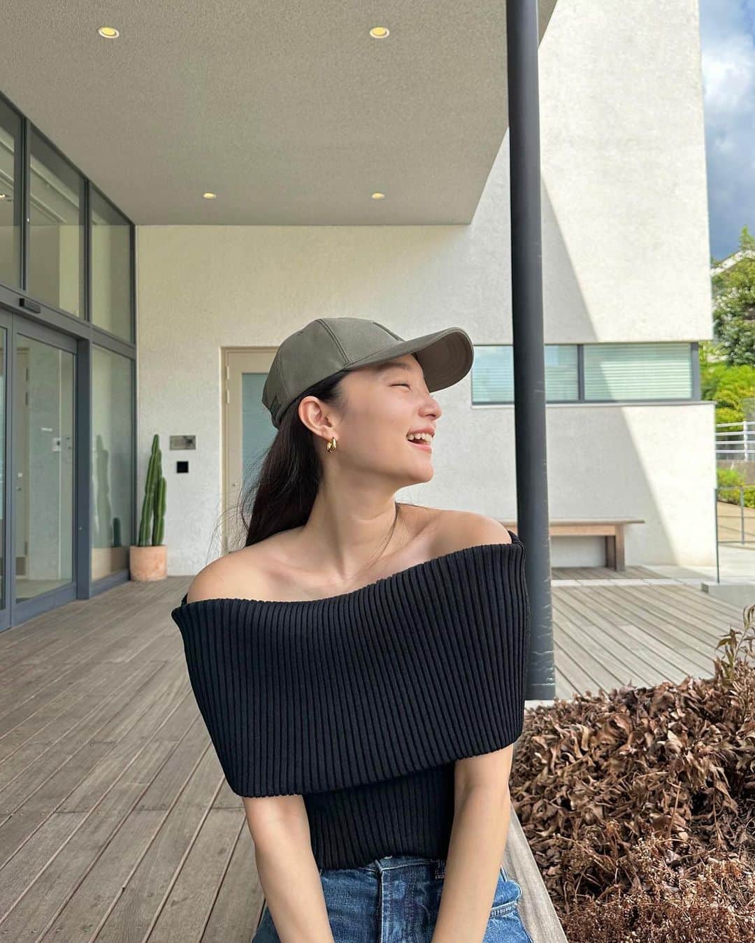 阿部朱梨のインスタグラム：「あついあつい言いながら 外でのむ珈琲がいちばん楽しい☺️🤍  #3枚目の現実」