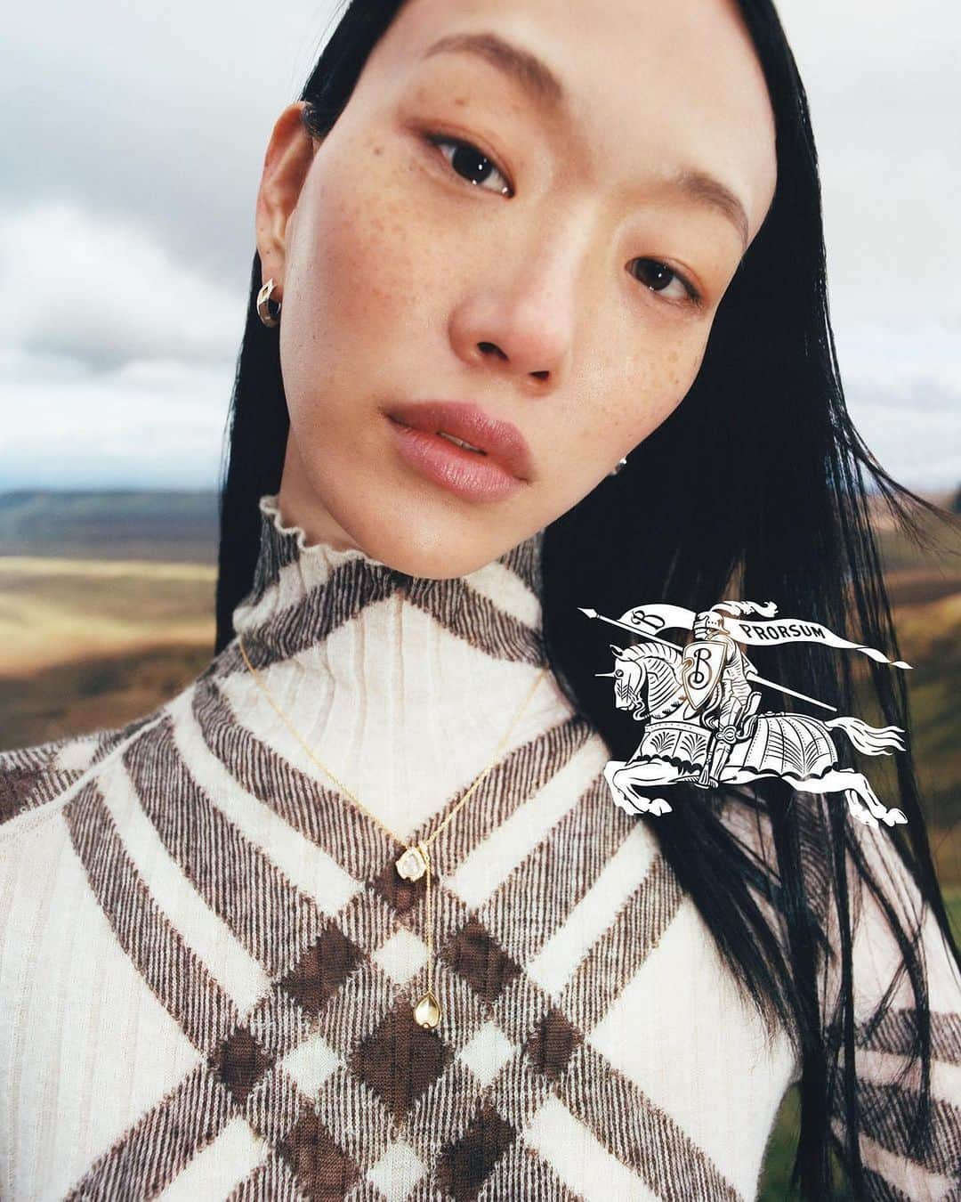 ソラ・チョイのインスタグラム：「@Burberry F/W 2023 campaign  by Daniel Lee ⁠🩶🖤🤍」