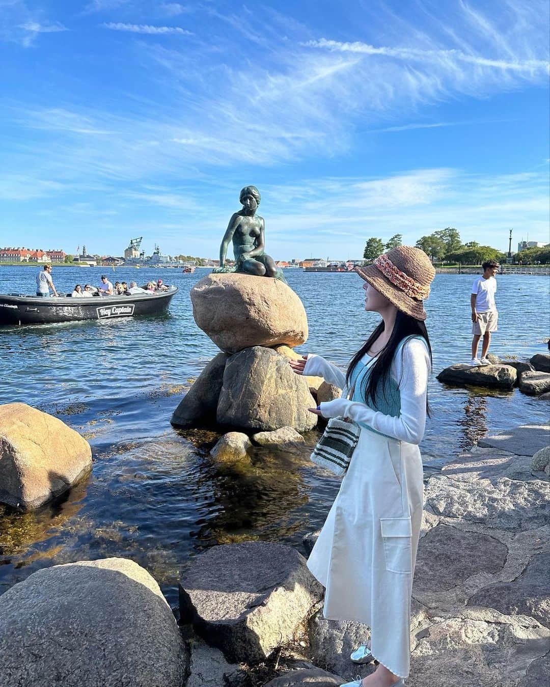 MeJiwooさんのインスタグラム写真 - (MeJiwooInstagram)「부지런히 돌아다녔던 코펜하겐에서의 첫날… 만칠천보 달성🫠  덴마크 여왕님의 별장을 먼 발치에서 구경하구, 루이지애나 모마 미술관을 둘러본 후, 뉘하운 운하를 들려서 사진을 오지게 찍은 후에 인어공주 동상으로 화려한 마무리 👏🏻」8月23日 20時23分 - mejiwoo103