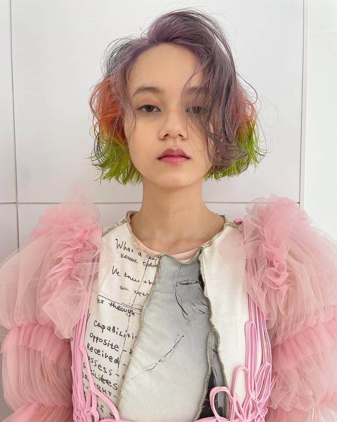 内田聡一郎のインスタグラム：「after→before✂️  @enog_bymilbon  new line 「Off Black」 落とせる黒　debut  hair @soucuts  make @leco_yuuka  fashion @leco_nao  @leco_yuuka @leco_shige  @leco_nene   オフブラックローンチセミナー with @isodango  全国8ヵ所　参加無料  DAY3 原宿神宮前 満員御礼🙏🏻 ありがとうございました🫶🏻  @leco_yuika  と一緒に登壇できて良かったな！  #落とせる黒  #エノグカラー #ENOG #ミルボン #新色　#黒 #ブラック #落ちる黒 #落ちる黒染め #ビフォーアフター #髪型ビフォーアフター #デザインカラー #ハイトーンカラー」