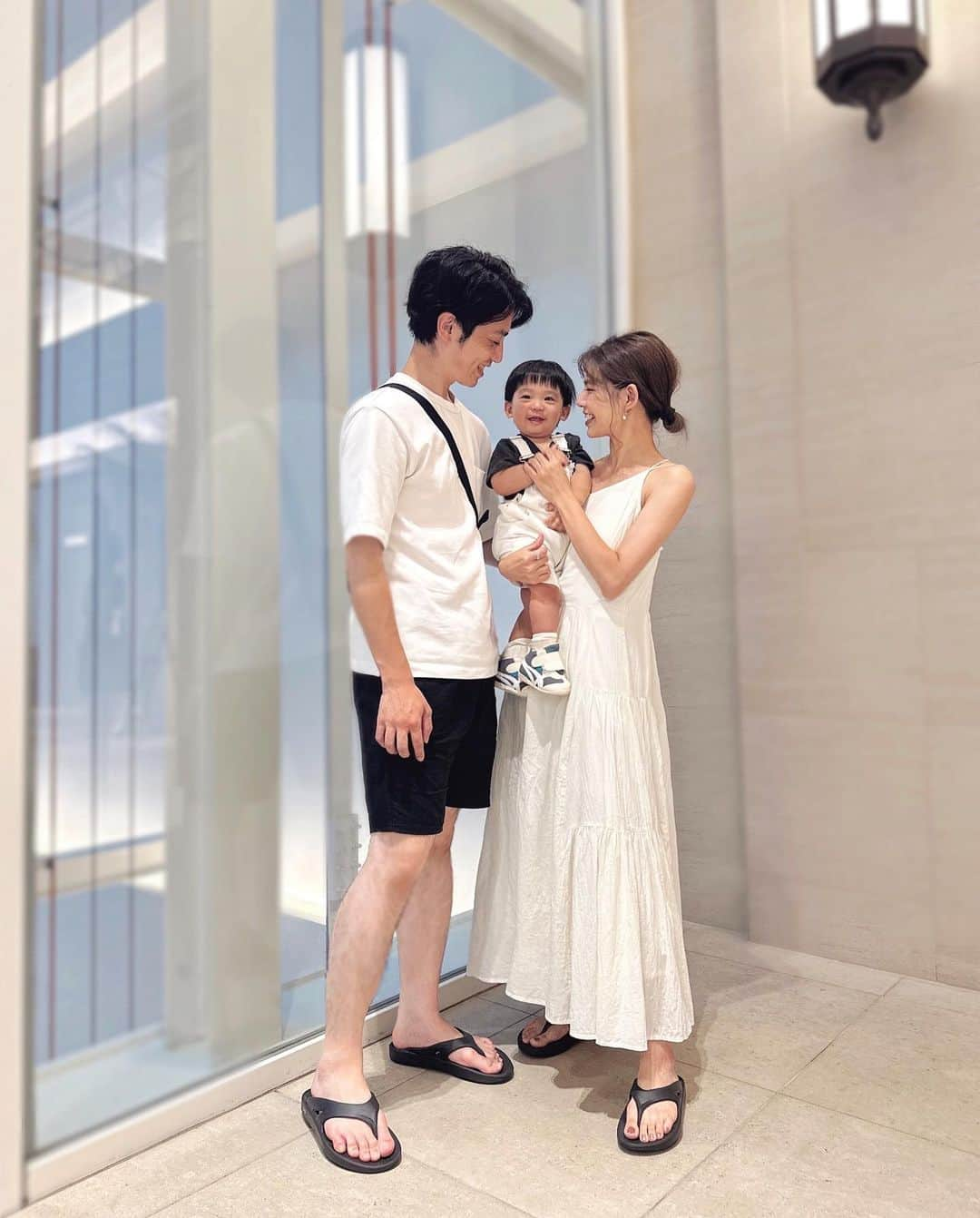 畑有里紗さんのインスタグラム写真 - (畑有里紗Instagram)「モノトーンコーデで合わせた日👨‍👩‍👦♡  👩 one-piece @tothesea_hawaii  👶🏻overall @zara  　　tops @hm  👨tops @uniqlo  　pants @journalstandard.jp   @sho_arii.family  #家族#男の子ベビー#男の子ママ#となのいる生活#ありーとしょーちゃん#夫婦#息子服#3人家族」8月23日 20時25分 - arii_m36