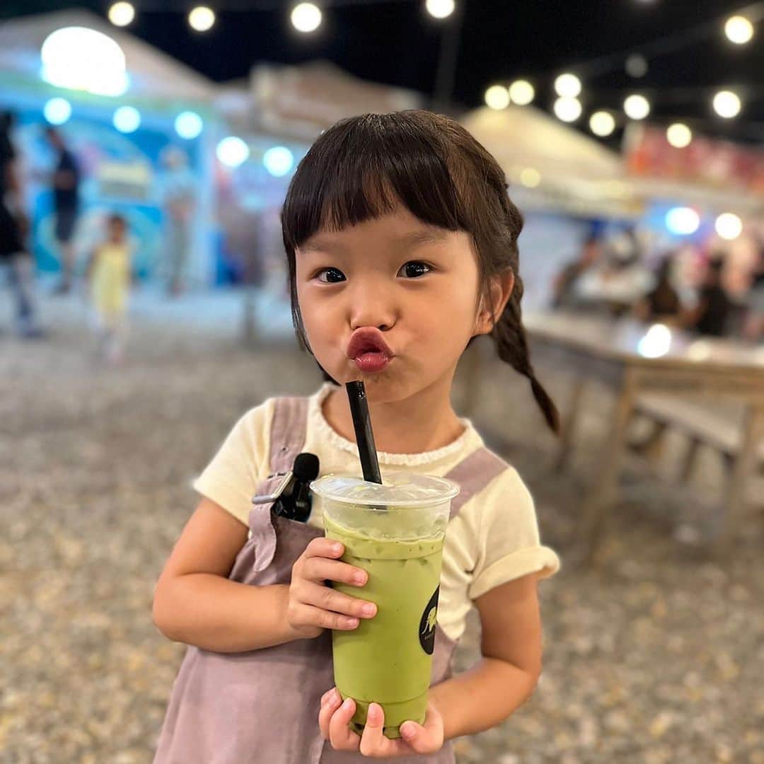 村方乃々佳のインスタグラム：「セブ島マクタンのナイトマーケットでタピオカ抹茶ミルクを買いました♪  #村方乃々佳 #ののちゃん #ののかちゃん #ののちゃんねる #nonokamurakata #노노카 #NONOCHAN #夏休み　 #フィリピン旅行 #セブ島 #家族旅行」