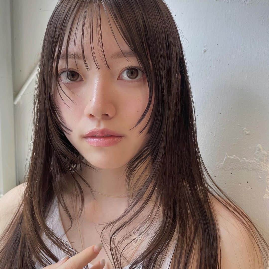 YochiMiku さんのインスタグラム写真 - (YochiMiku Instagram)「儚あんにゅいヘアー  お顔まわりに隙間をつくって あんにゅいな抜け感を🌙  カラーは色素が薄く見えるくすみベージュ👢」8月23日 20時27分 - yochi_miku