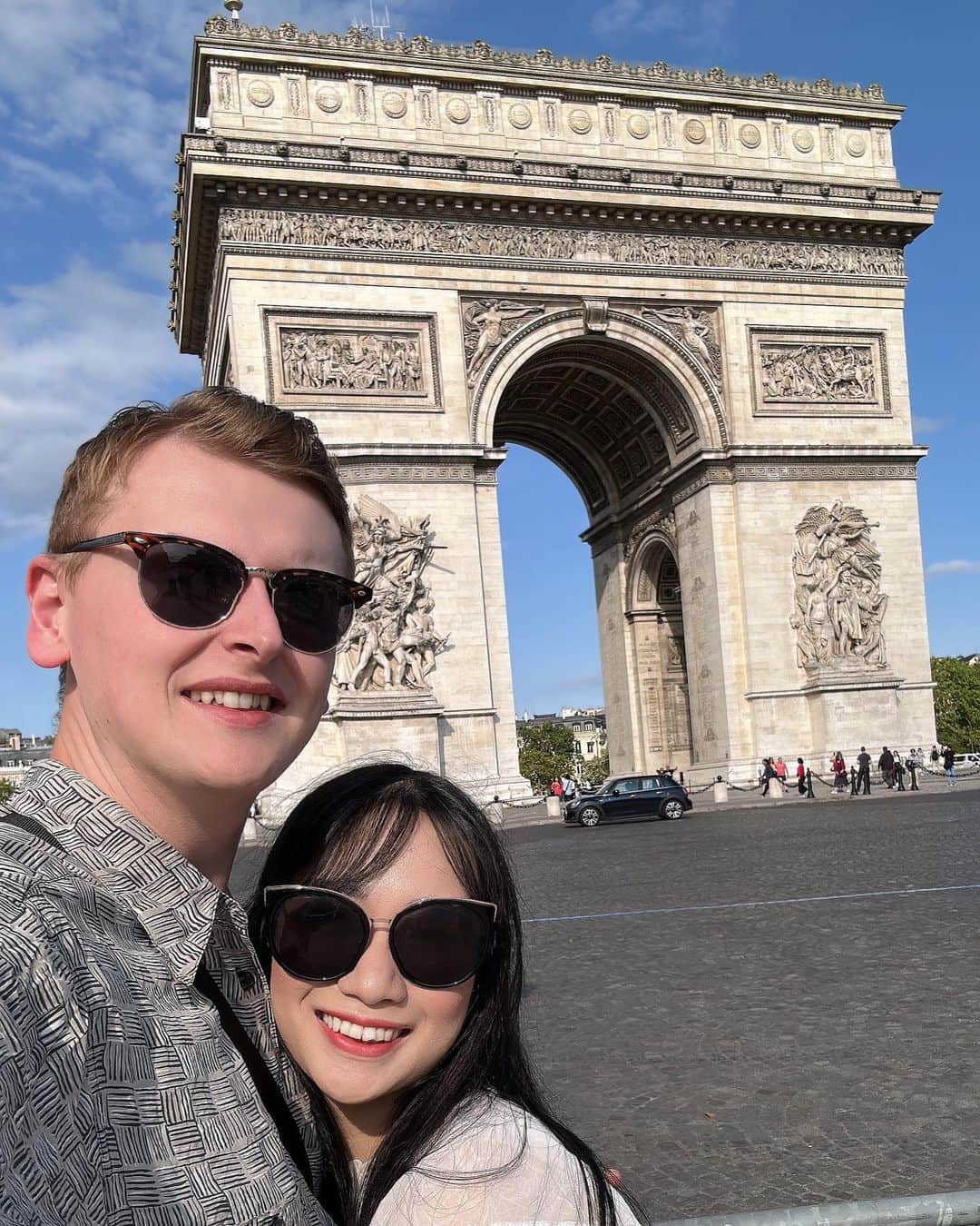 りせのインスタグラム：「パリ旅行🇫🇷✈️💗  凱旋門思ったより大きくてびっくりした！朝食のクロワッサン🥐サクサクで美味しかった❤️  エッフェル塔はチョコレート色で可愛かったし、エッフェル塔で食べたランチは絶品だったなぁ😳すごくロマンチックな時間を過ごしました❤️」