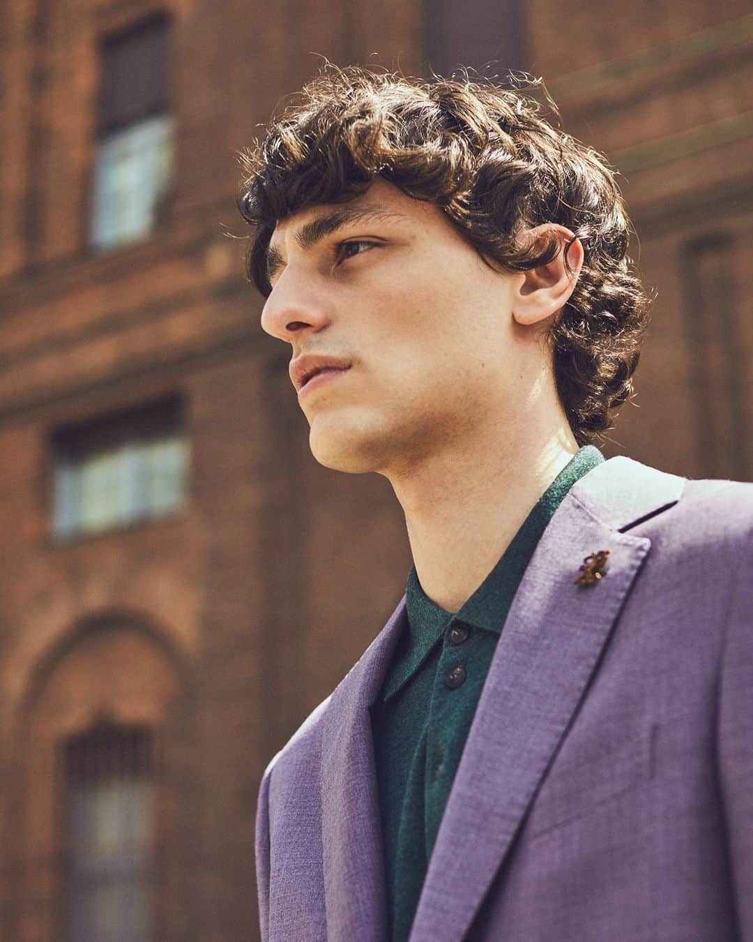 パルジレリのインスタグラム：「Tommaso is a Banking Sciences student at the Università Cattolica of Milan.   For the Pal Zileri’s Fall/Winter 2023 campaign he was here portrayed outside the university, where Pal Zileri’s Effortless Attitude perfectly matches his relaxed yet elegant and confident style.   Discover the “The Effortless Man” FW23 Collection on palzileri.com   #PalZileri #PalZileriFW23 #TheEffortlessMan #EffortlessAttitude」