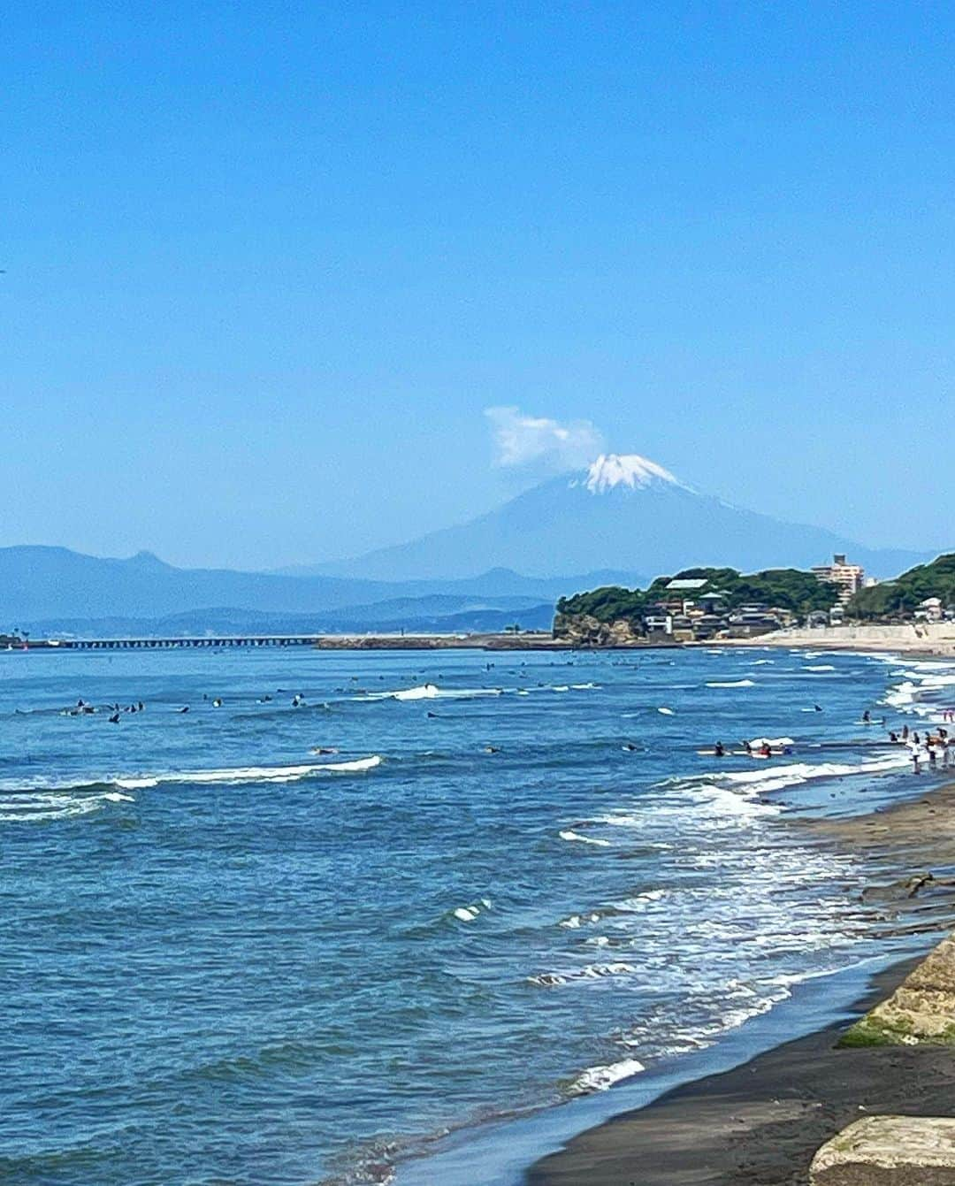 三谷紬さんのインスタグラム写真 - (三谷紬Instagram)「🌊🗻 七里ヶ浜で友人たちとお散歩♡ この日は天気が良くて 富士山がよく見えました‼︎ * #七里ヶ浜#鎌倉#海#うみ#sea#メトロック#tシャツ#散歩#お散歩#富士山#mountfuji#神奈川#kanagawa#kamakura#🌊#🗻#テレビ朝日#アナウンサー#三谷紬」8月23日 20時30分 - mitani_tsumugi