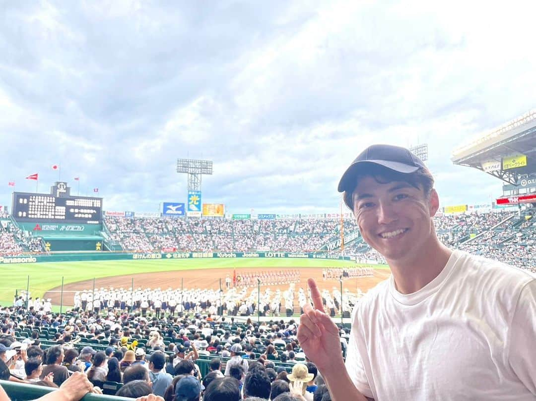 梅澤廉さんのインスタグラム写真 - (梅澤廉Instagram)「慶應義塾高校野球部の皆様、 107年ぶりの日本一、本当におめでとうございます！！ 1人の高校野球ファンとして、1人のOBとして、この様な素敵な瞬間に立ち会えたことを心から誇りに思います！  そして仙台育英の野球が大好きで、宮城大会の決勝から現地で観戦していました。超がつくほど鉄壁な投手陣に加え、攻撃のバリエーションが非常に豊富な打線にずっとワクワクさせてもらい、今日もいつ爆発するか最後まで分かりませんでした...！  両チームの戦いを甲子園の決勝という舞台で見られたことが、この夏1番の幸せとなりました😭  #甲子園 #慶應 #仙台育英 #決勝 #エンジョイベースボール」8月23日 20時30分 - umezawa_ren4